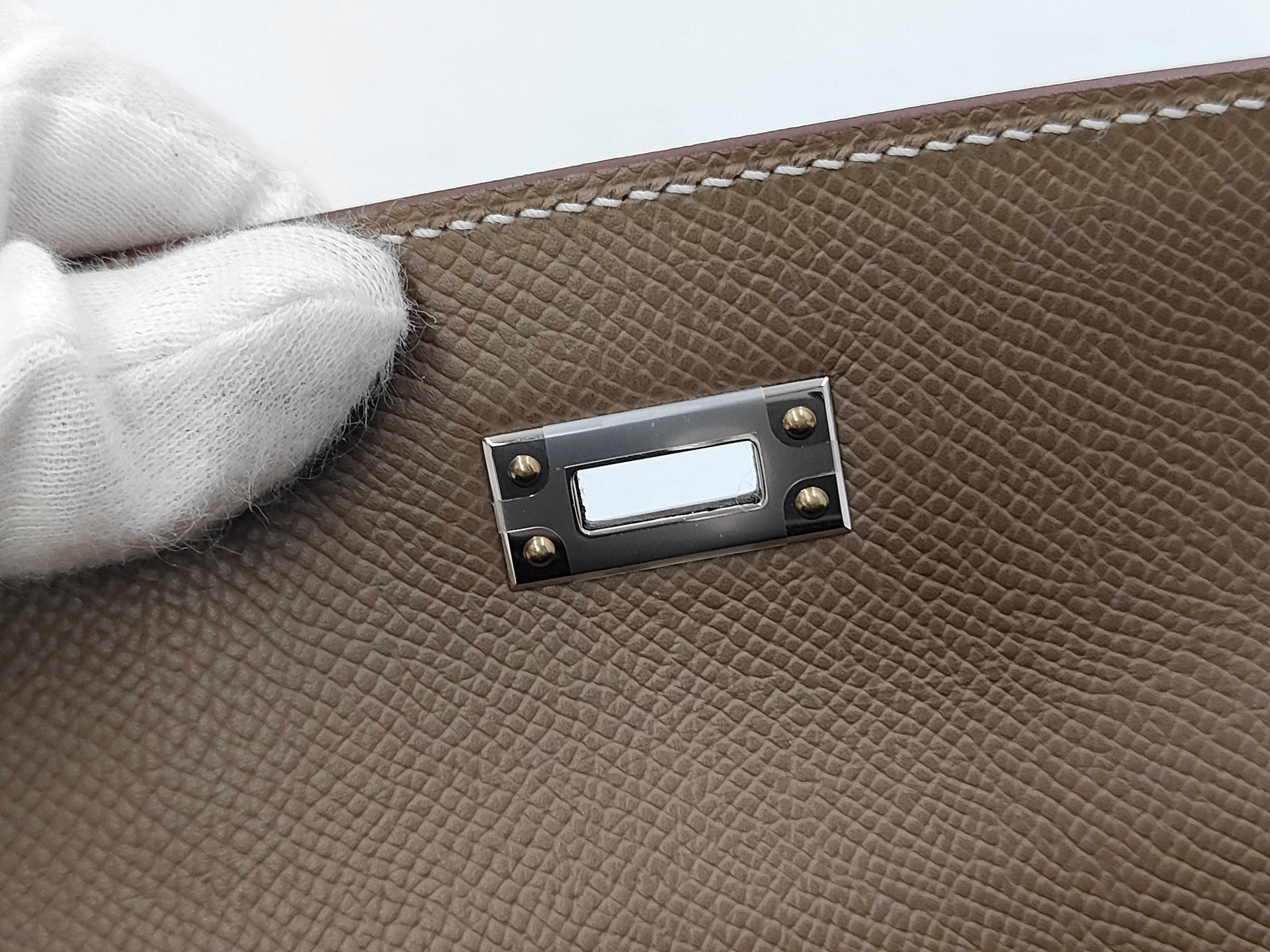 Kelly 25 Sellier Etoupe Epsom Leather Handbag with Silver Hardware (K Stamp) — view 11