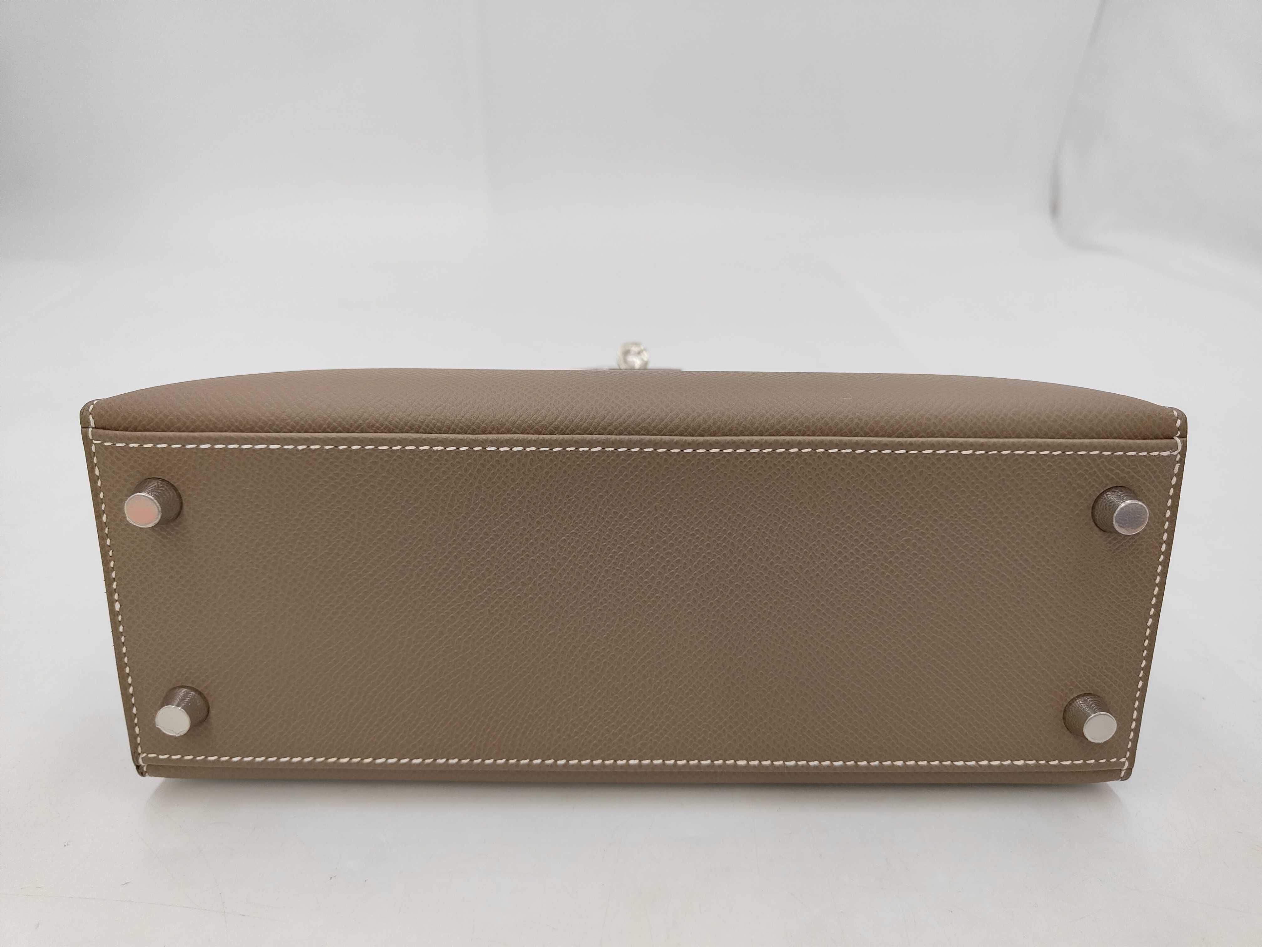 Kelly 25 Sellier Etoupe Epsom Leather Handbag with Silver Hardware (K Stamp) — view 6