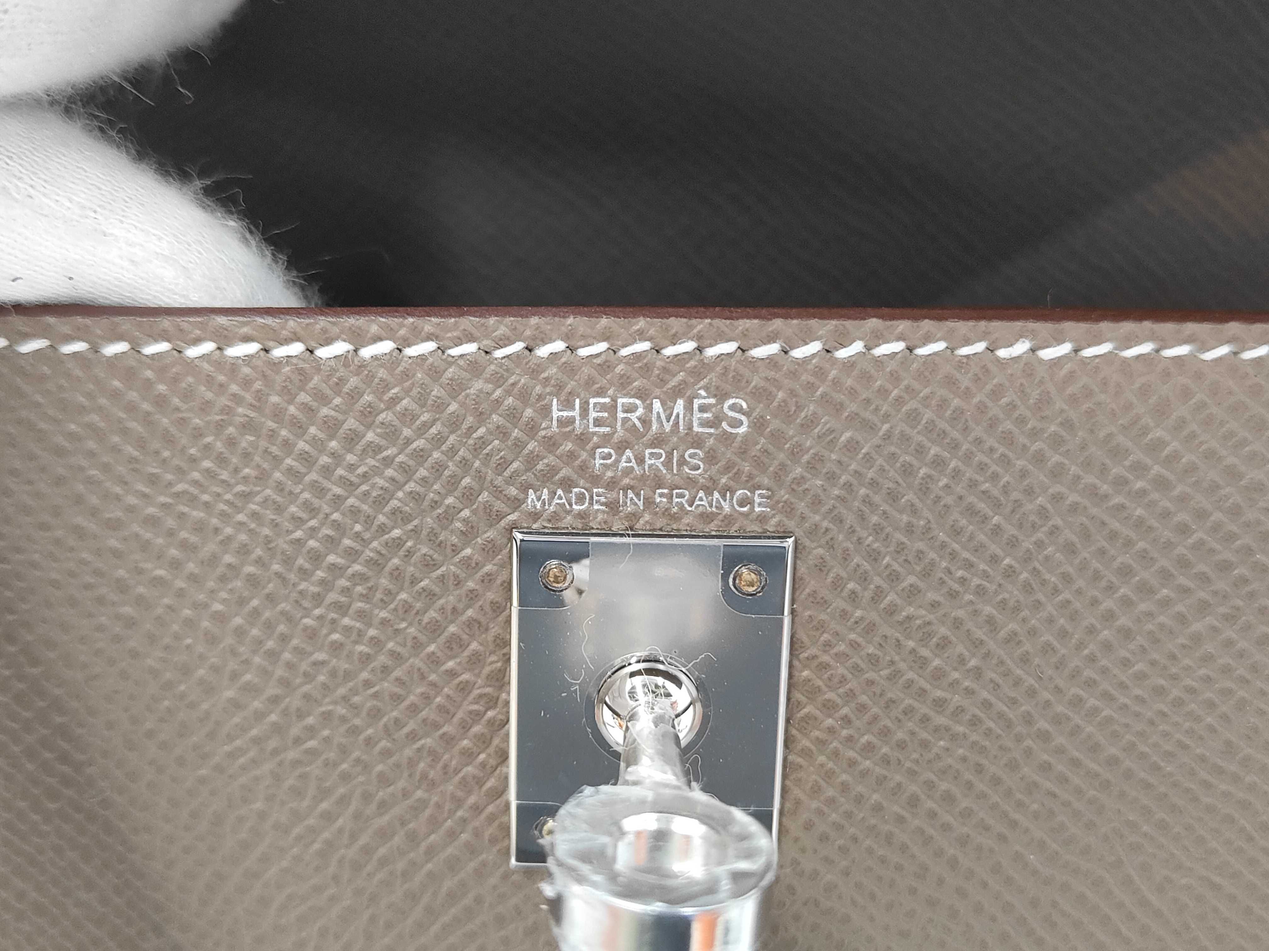 Kelly 25 Sellier Etoupe Epsom Leather Handbag with Silver Hardware (K Stamp) — view 9