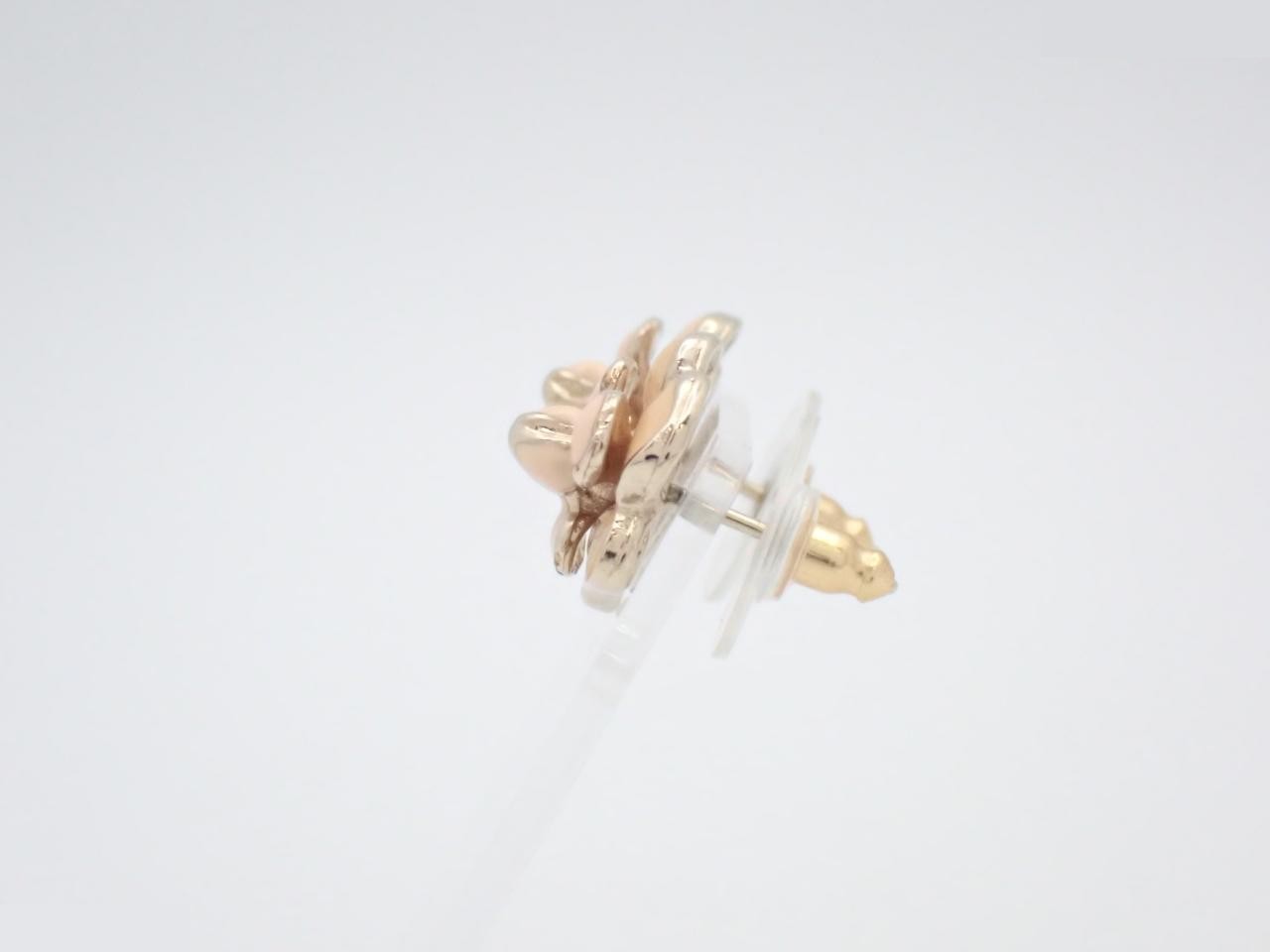 Camellia (precious metal) earrings, Coco Mark, beige — view 3