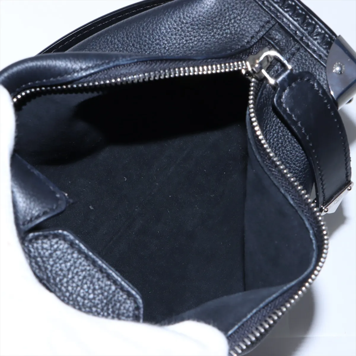 Grain Calf Leather Side Trunk MM M25160 Black RFID Reactive — view 8
