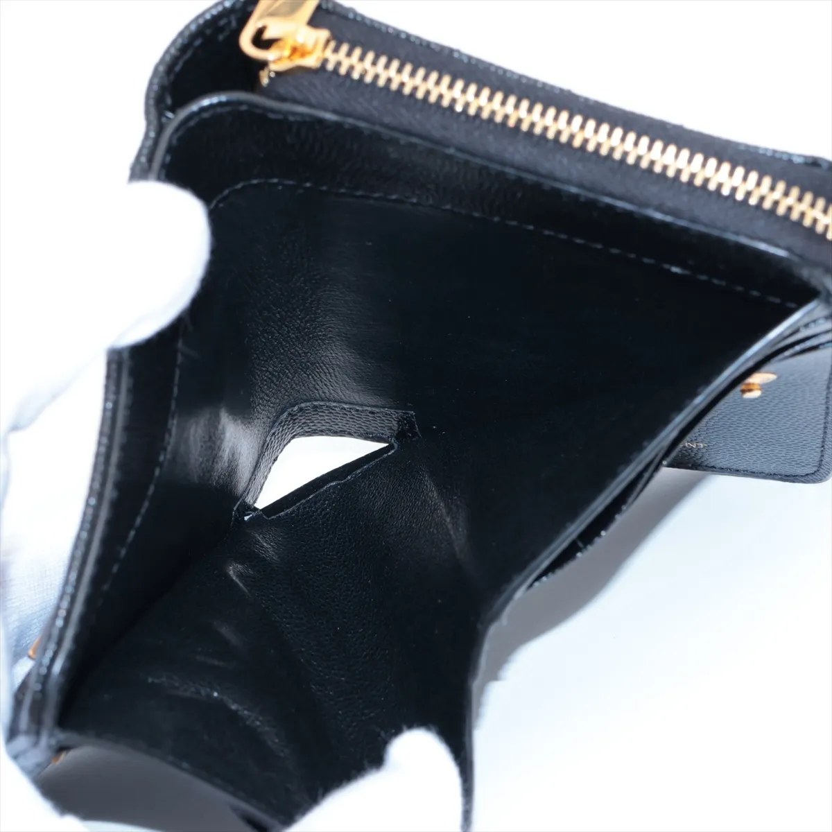 V Stitch YSL Logo BND668288 Leather Compact Wallet Black — view 4