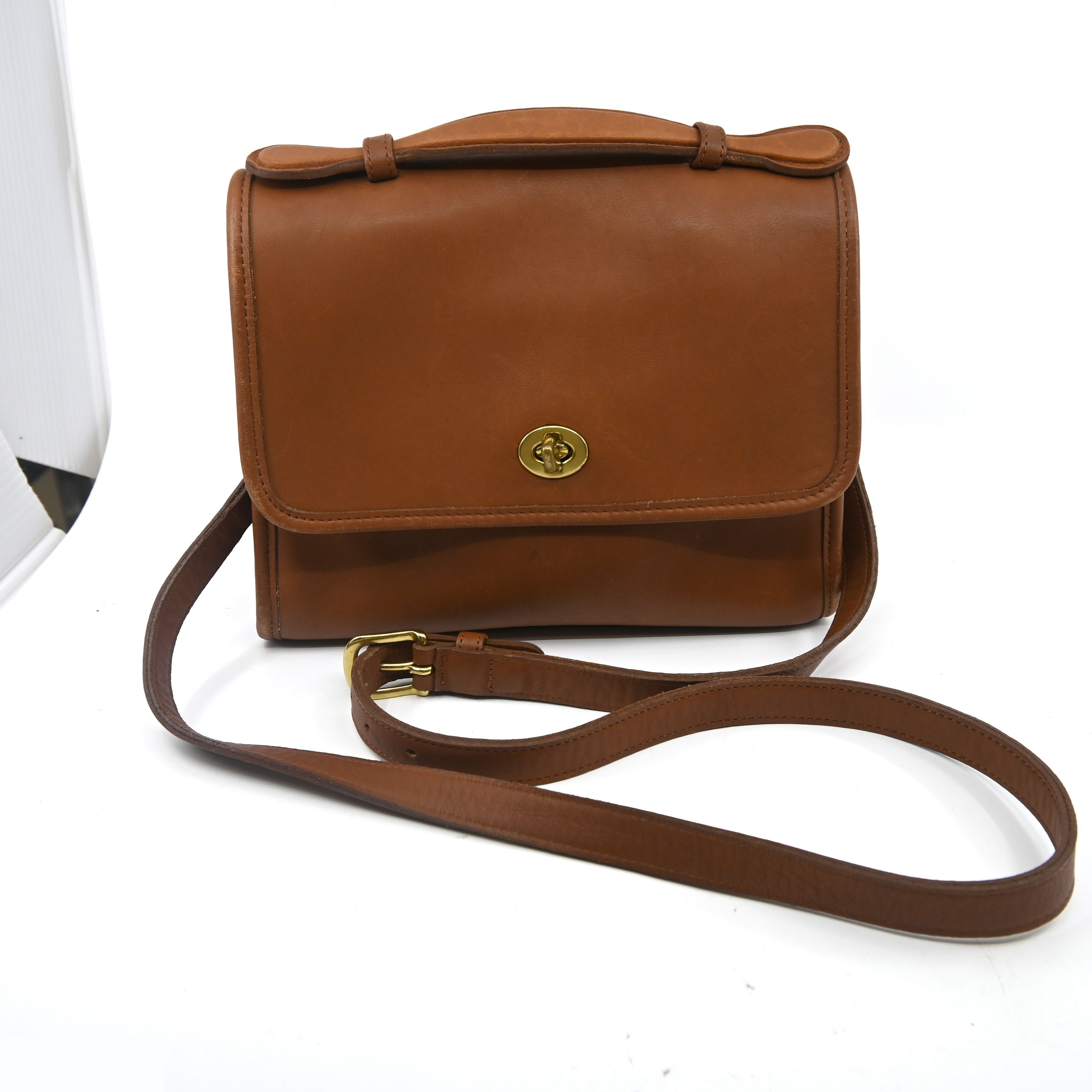9870 Old Coach bag/handbag with strap — view 2