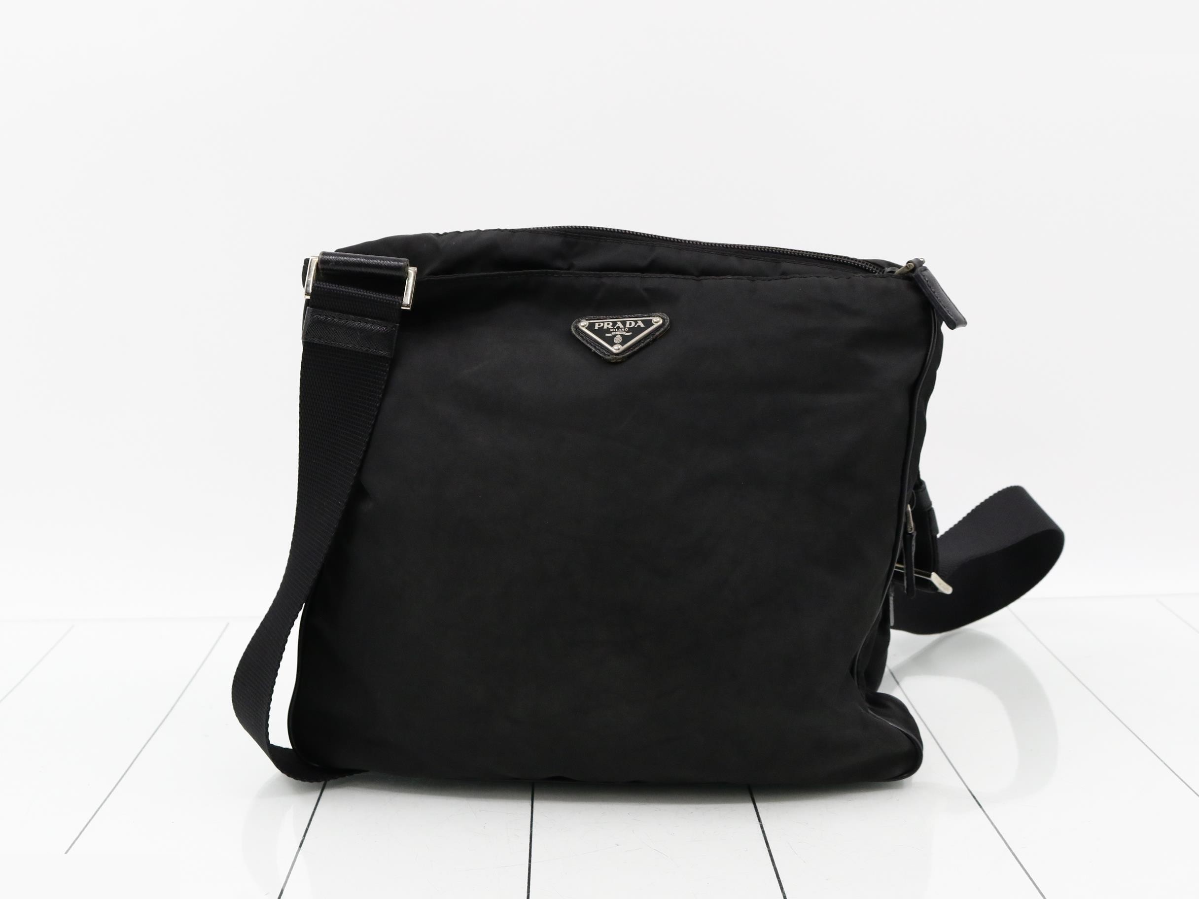 Nylon shoulder bag with triangular plate, black. — view 2