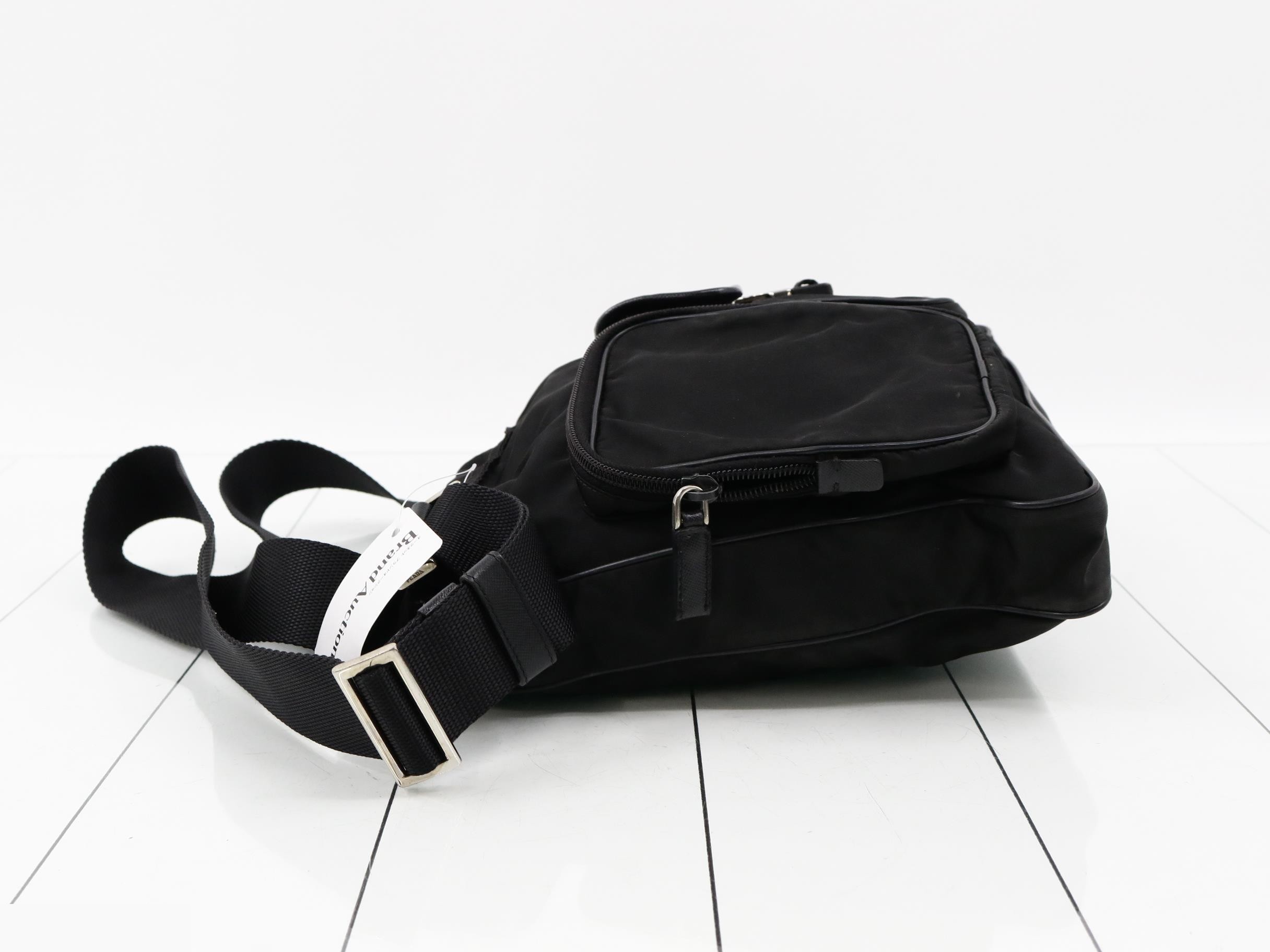 Nylon shoulder bag with triangular plate, black. — view 4