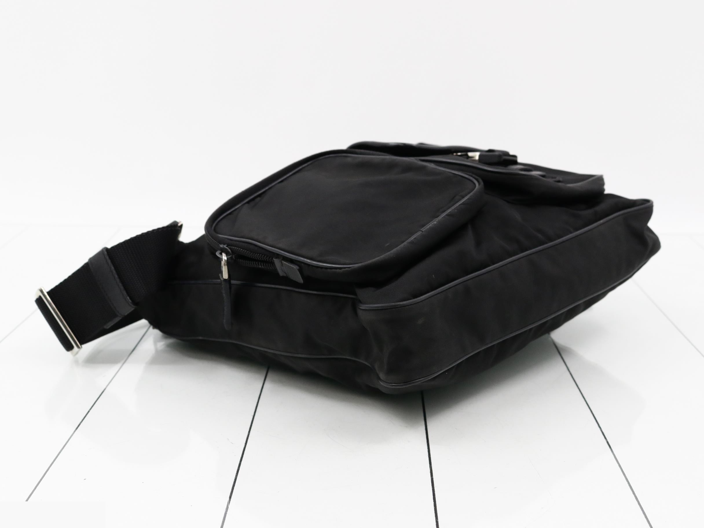 Nylon shoulder bag with triangular plate, black. — view 5