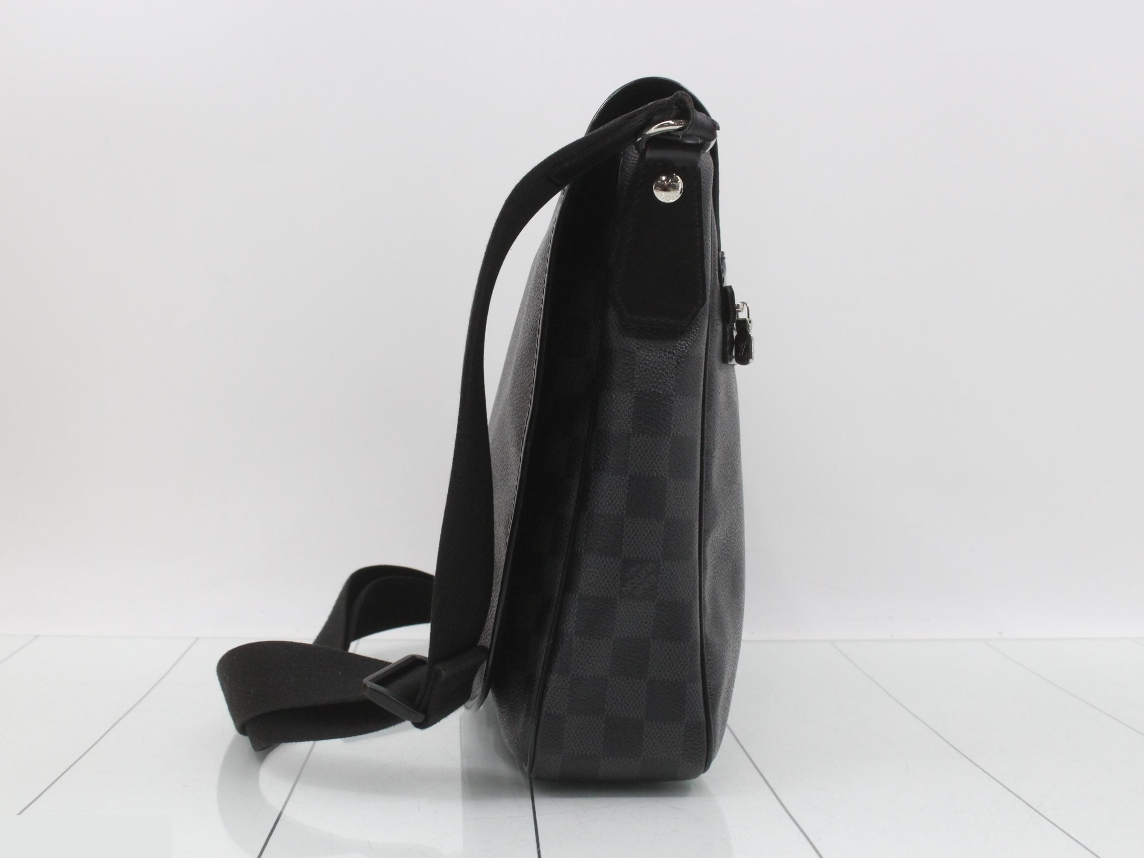Damier Graphite Daniel MM Shoulder Bag Crossbody — view 3