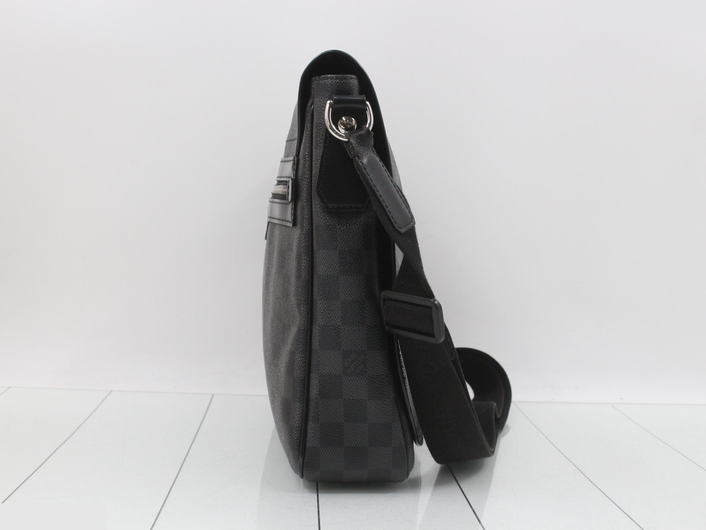 Damier Graphite Daniel MM Shoulder Bag Crossbody — view 4