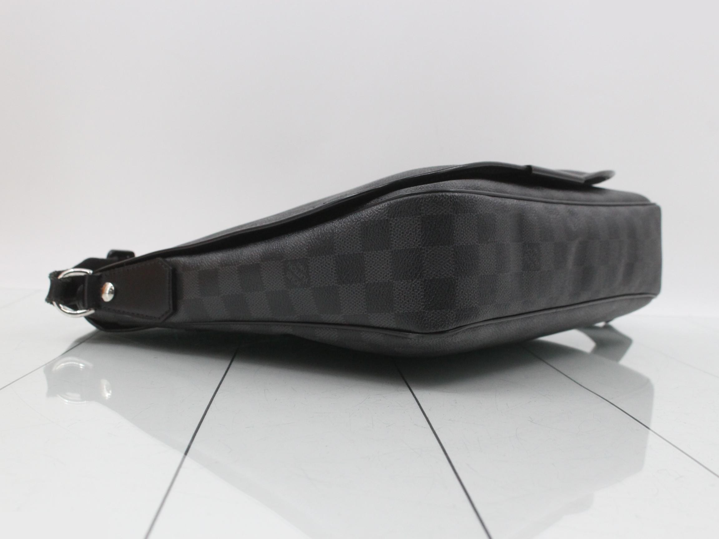 Damier Graphite Daniel MM Shoulder Bag Crossbody — view 5