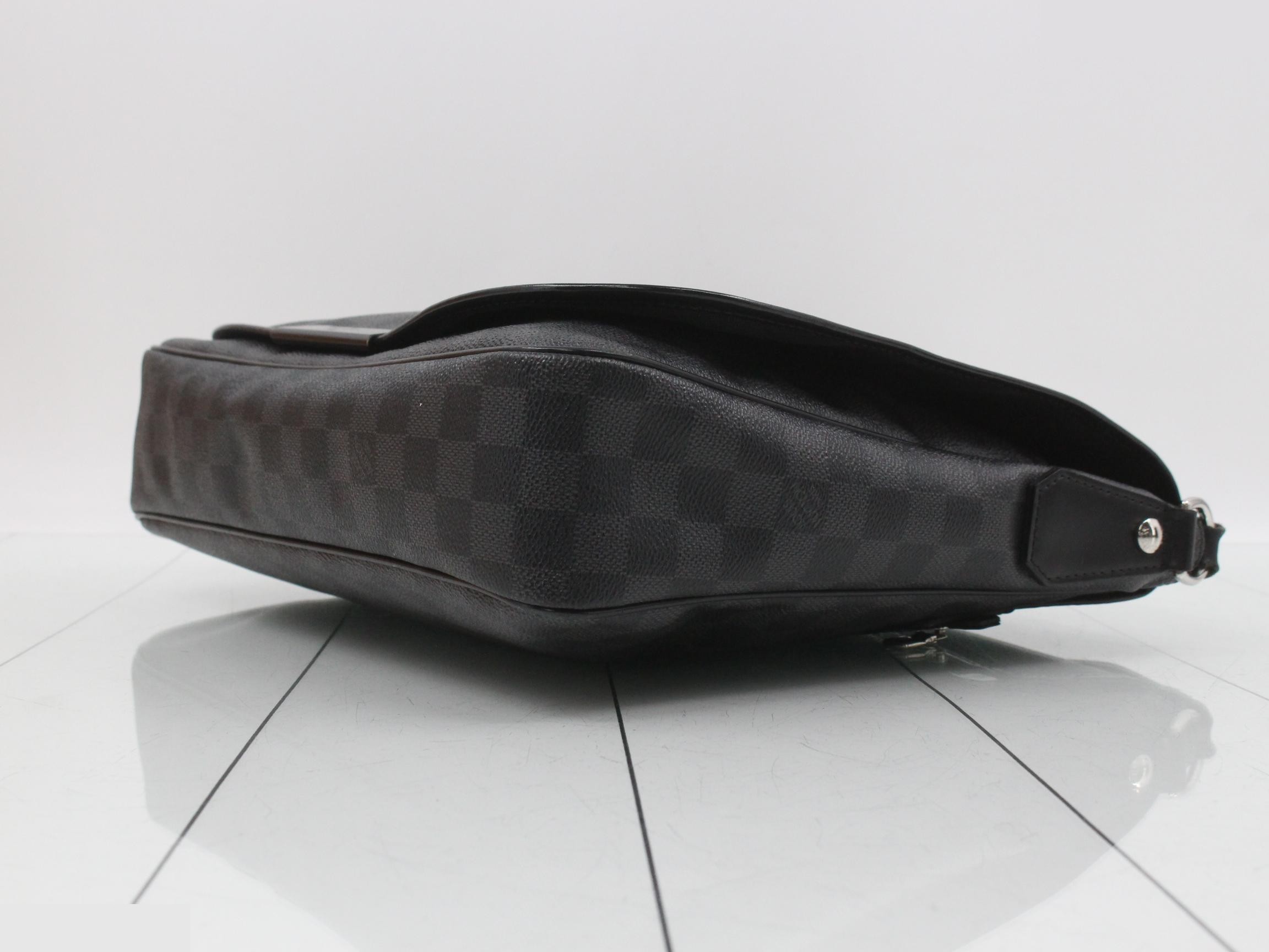 Damier Graphite Daniel MM Shoulder Bag Crossbody — view 6