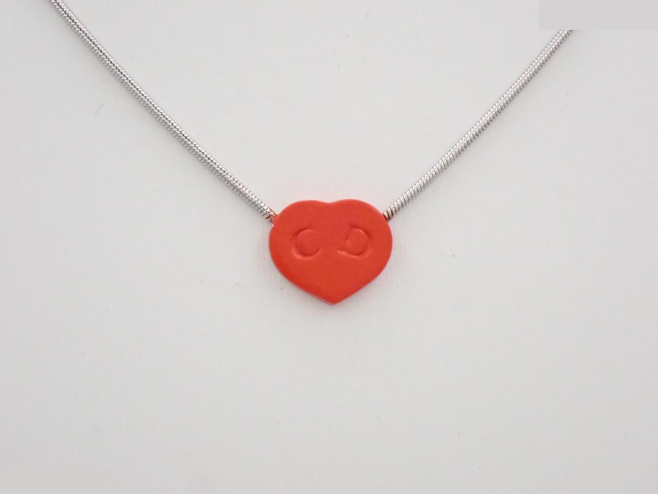 Other line: Precious metal necklaces and pendants, neck circumference approximately 42 cm.