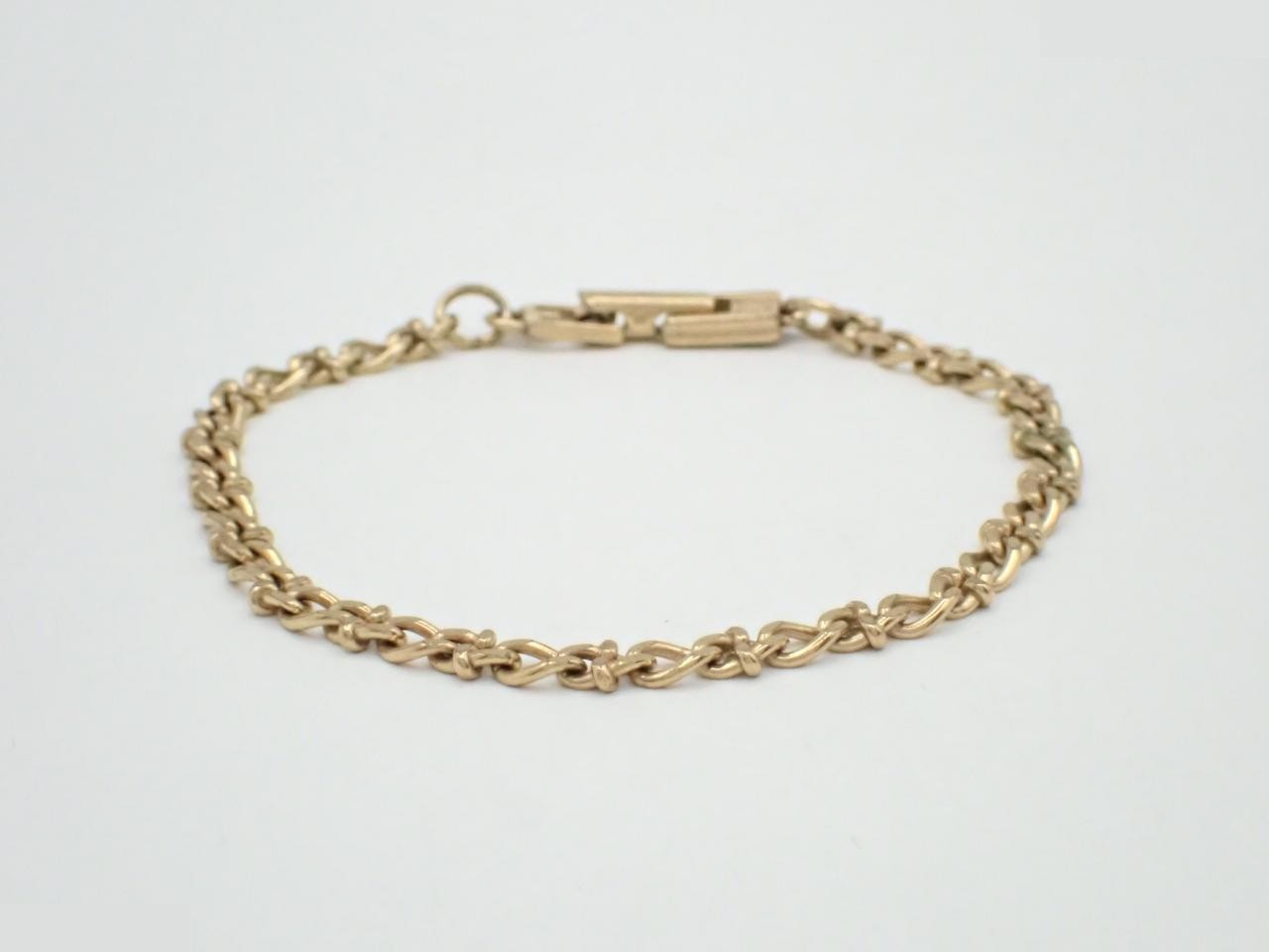 Other lines: Precious metal bracelets and bangles (metal), wrist circumference approximately 18 cm.