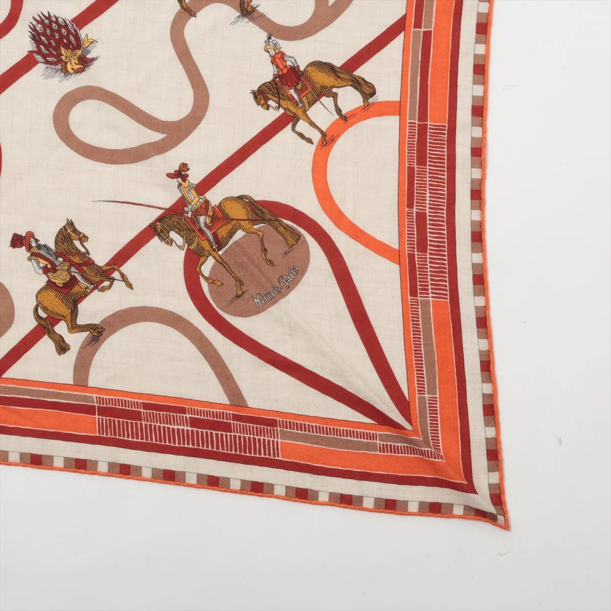 Triangle Géant Passade Esselpantine Scarf, Cashmere x Silk, Beige. Shows signs of wear, — view 3