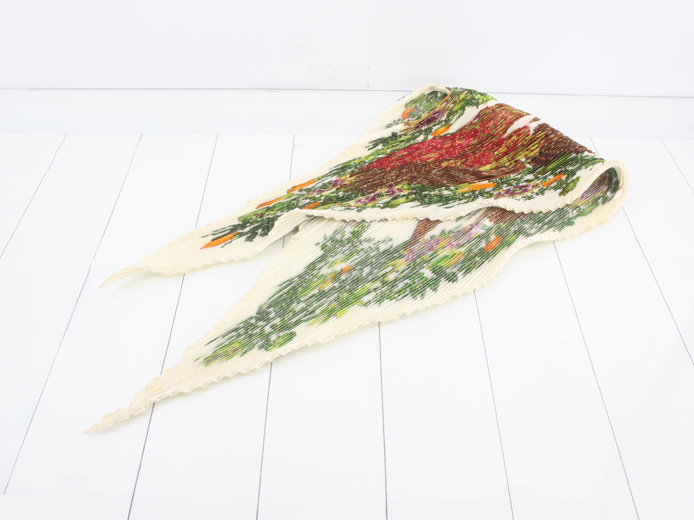 Scarf with tag — view 3