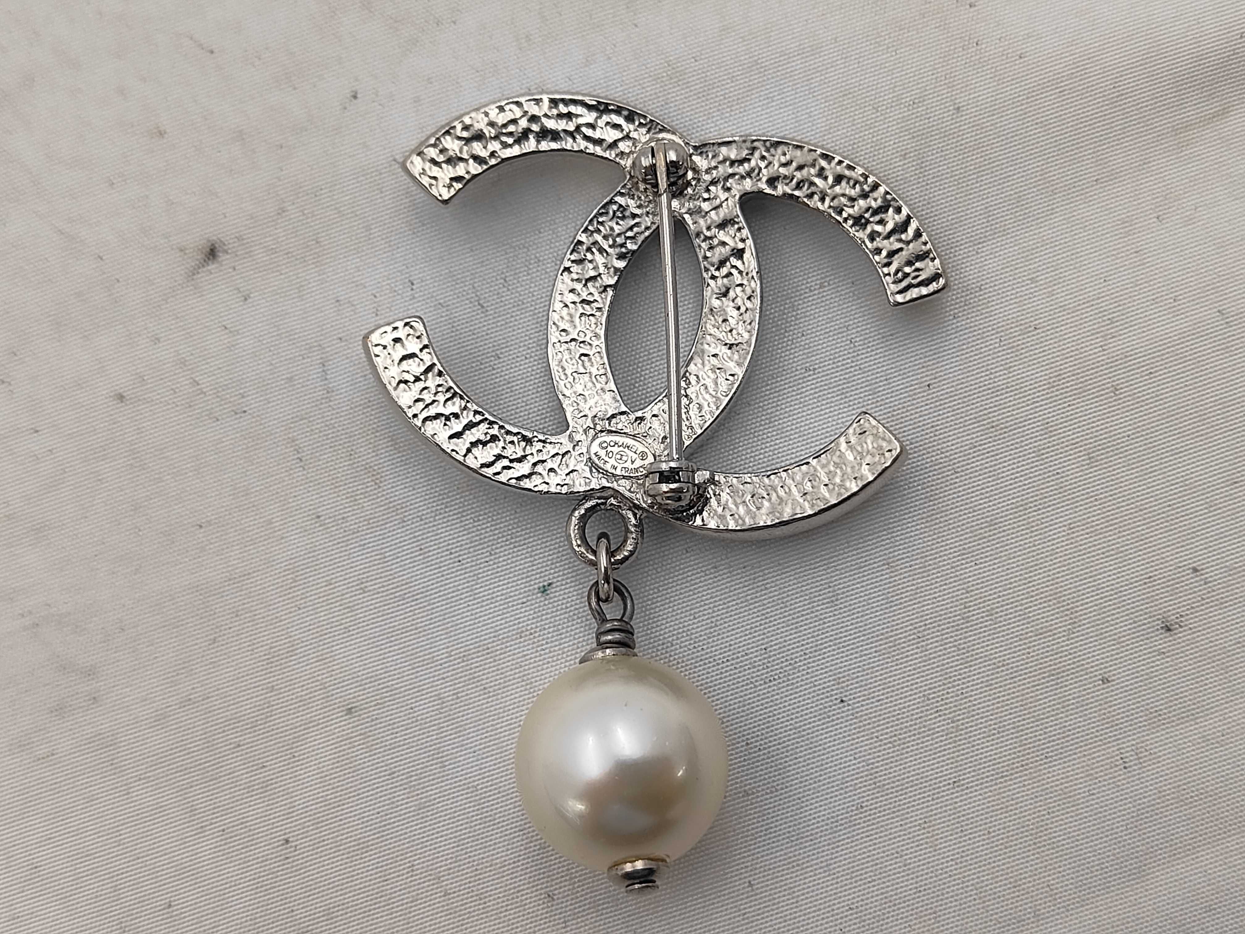 Brooch Coco Mark Pearl Swing 10V Necklace — view 2
