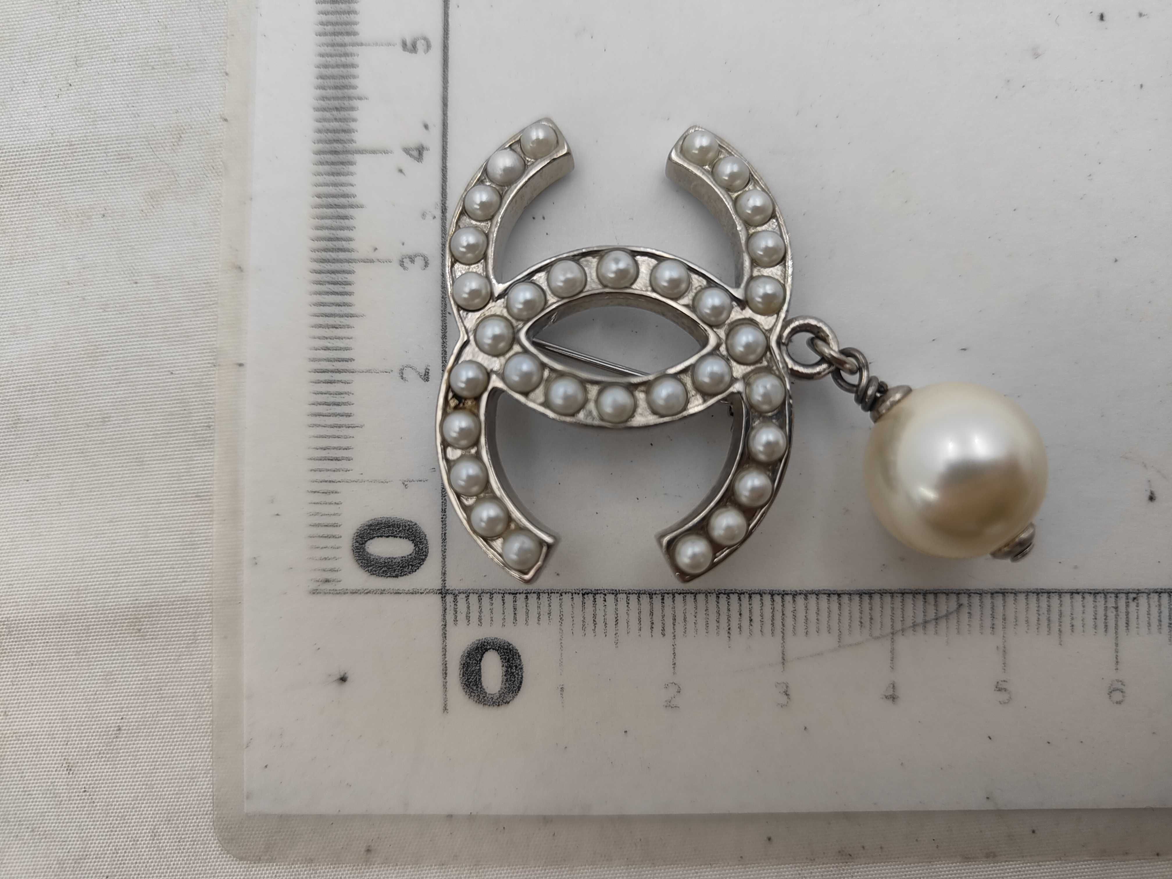 Brooch Coco Mark Pearl Swing 10V Necklace — view 4