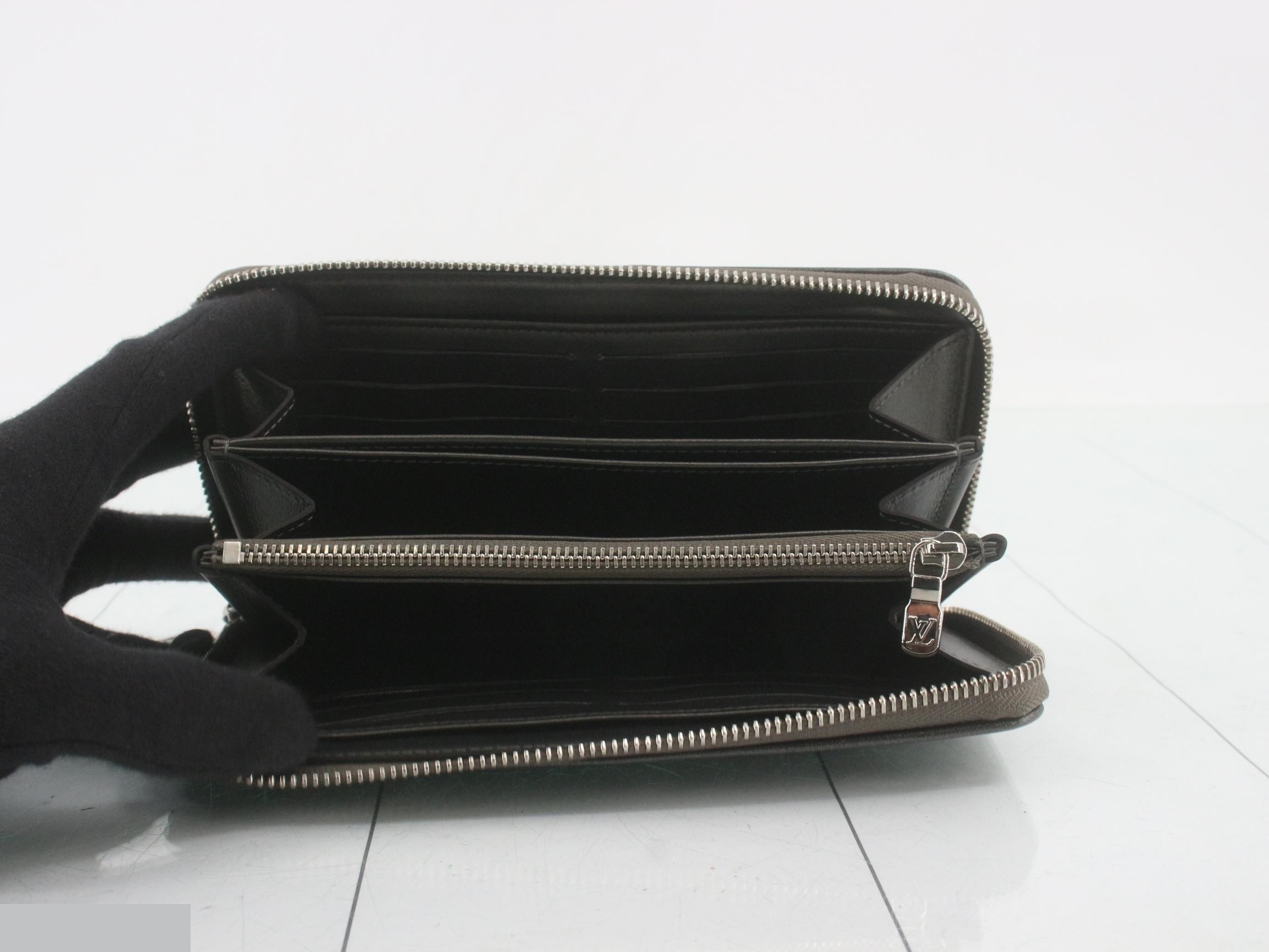 Zippy Wallet Cushion Anthracite Lamb Leather — view 4