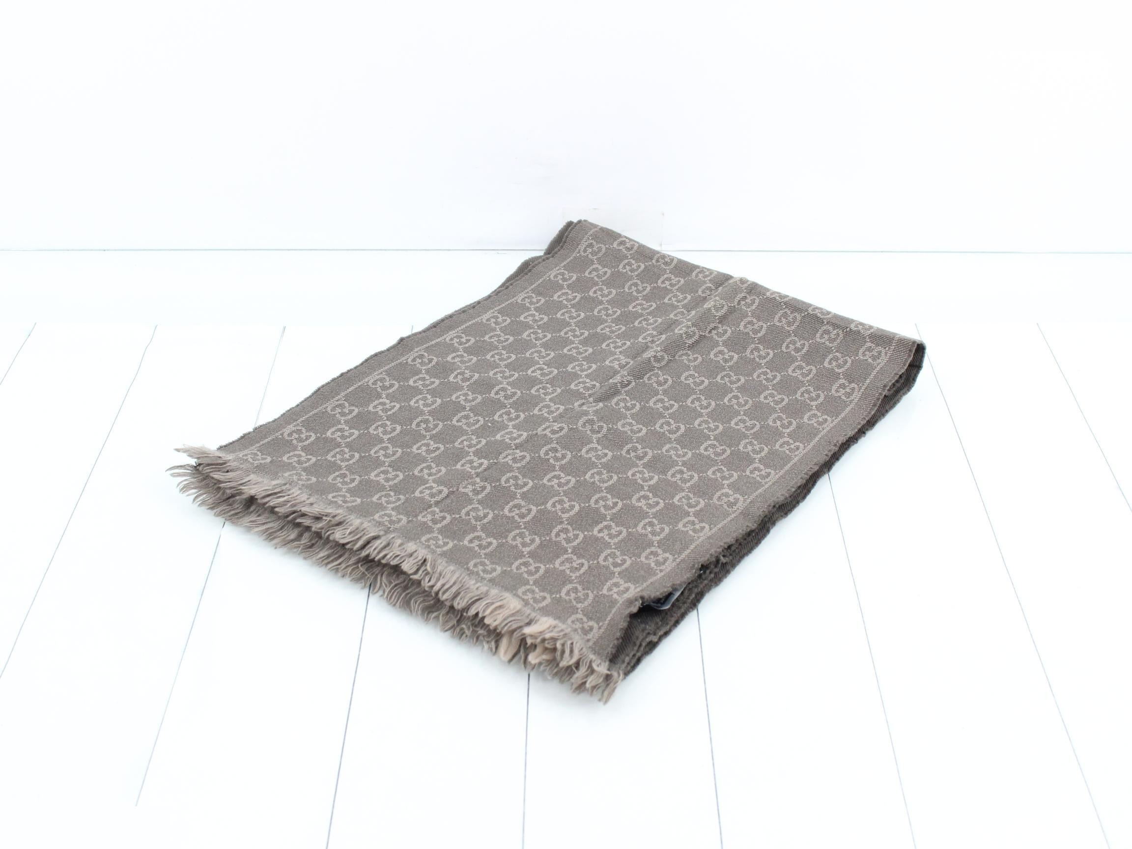 Tag attached. GG pattern Gucci scarf.