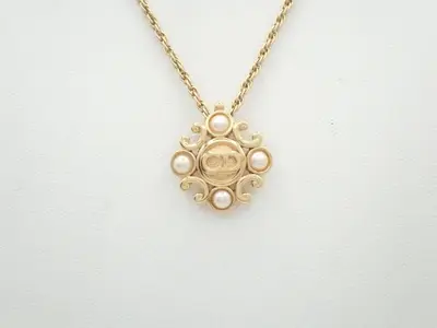 Other line: Precious metal necklaces and pendants, neck circumference approximately 46 cm.
