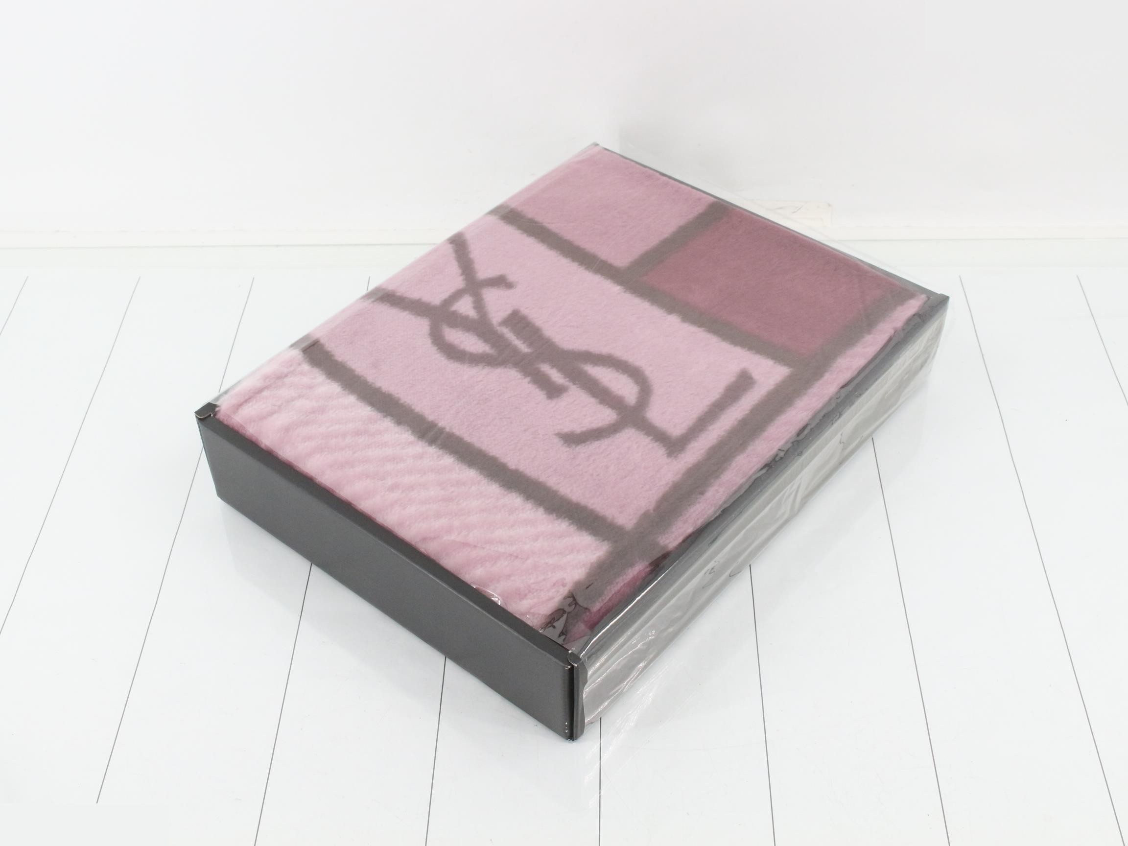 Unused Yves Saint Laurent large lap blanket, 100% acrylic, 80 x 140 cm — view 2