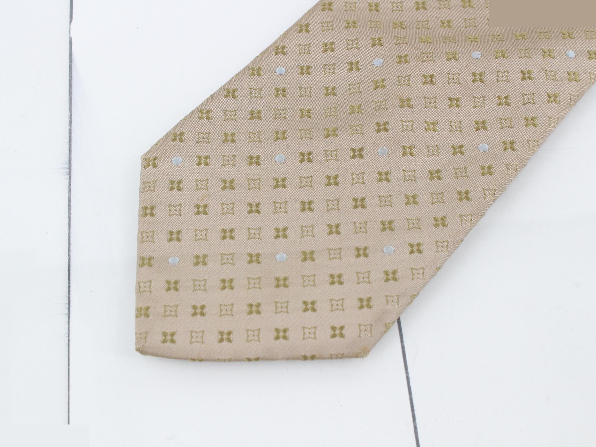 tie — view 3