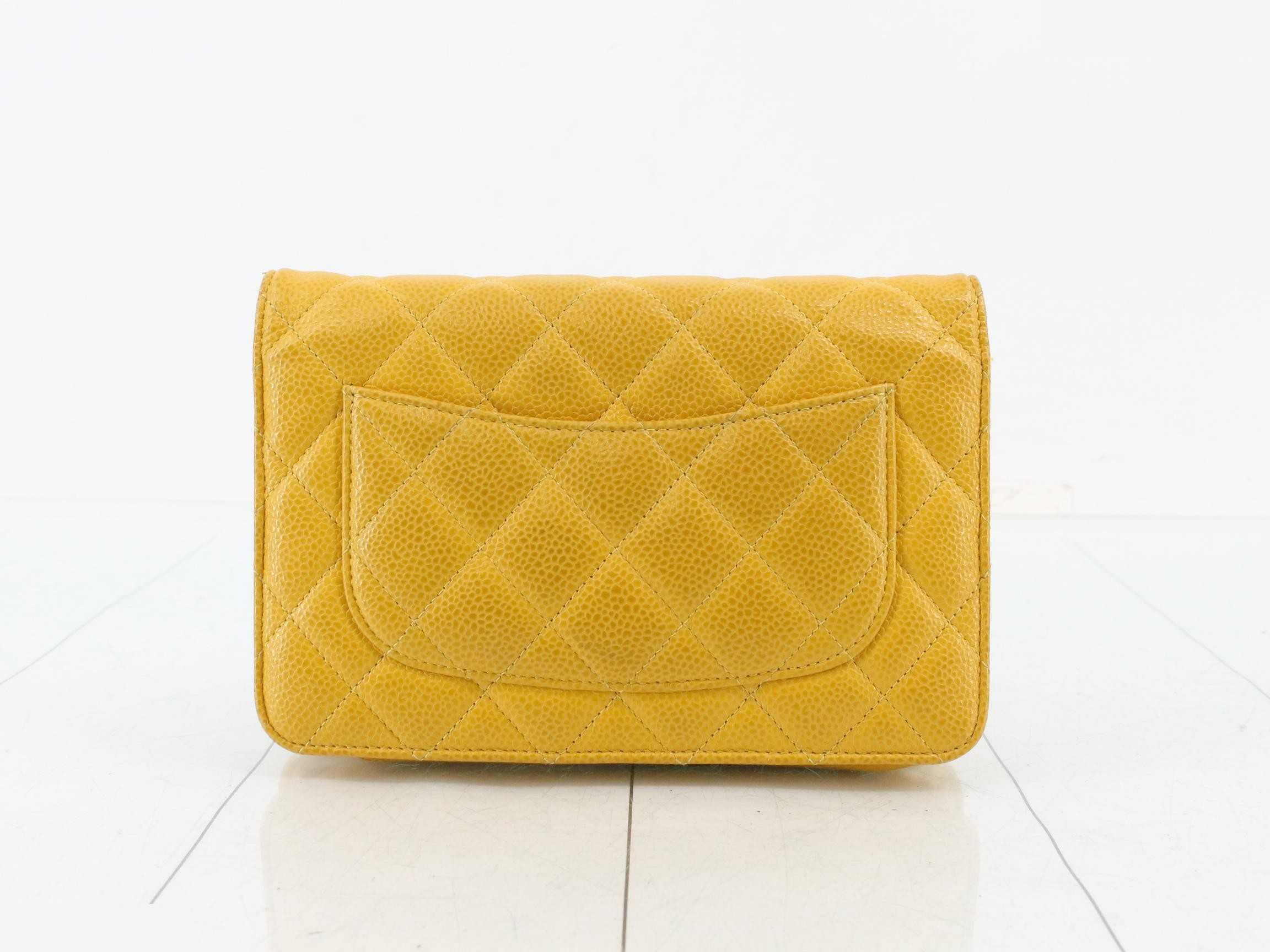 Caviar leather matelassé chain wallet, yellow — view 2