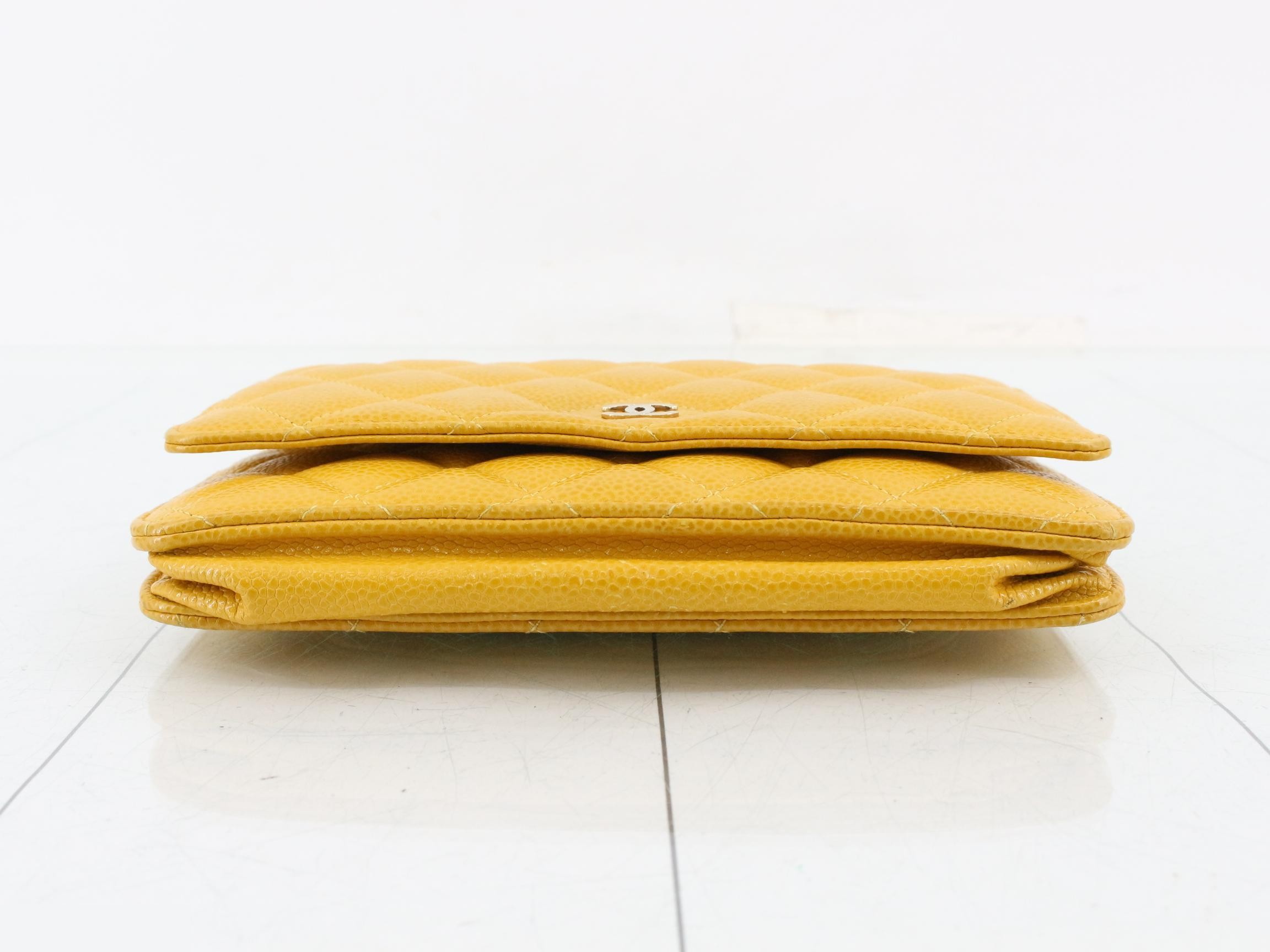 Caviar leather matelassé chain wallet, yellow — view 3
