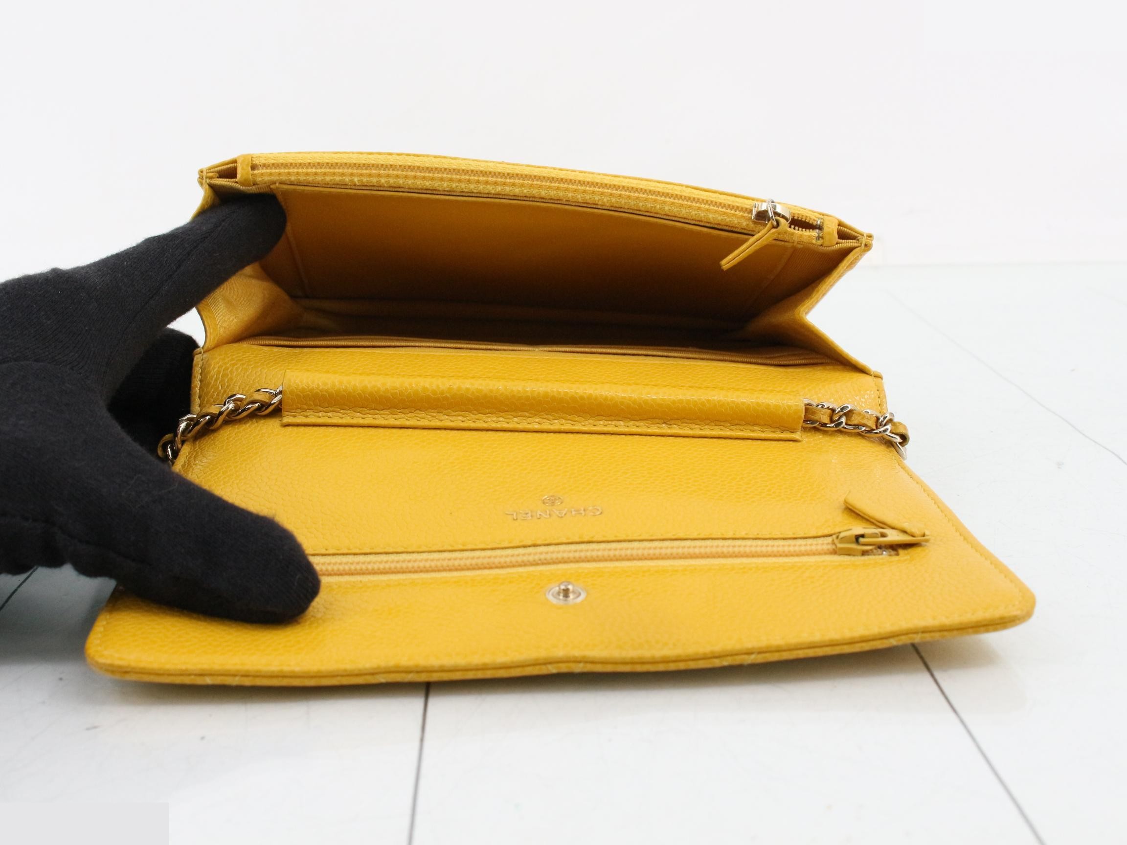 Caviar leather matelassé chain wallet, yellow — view 4