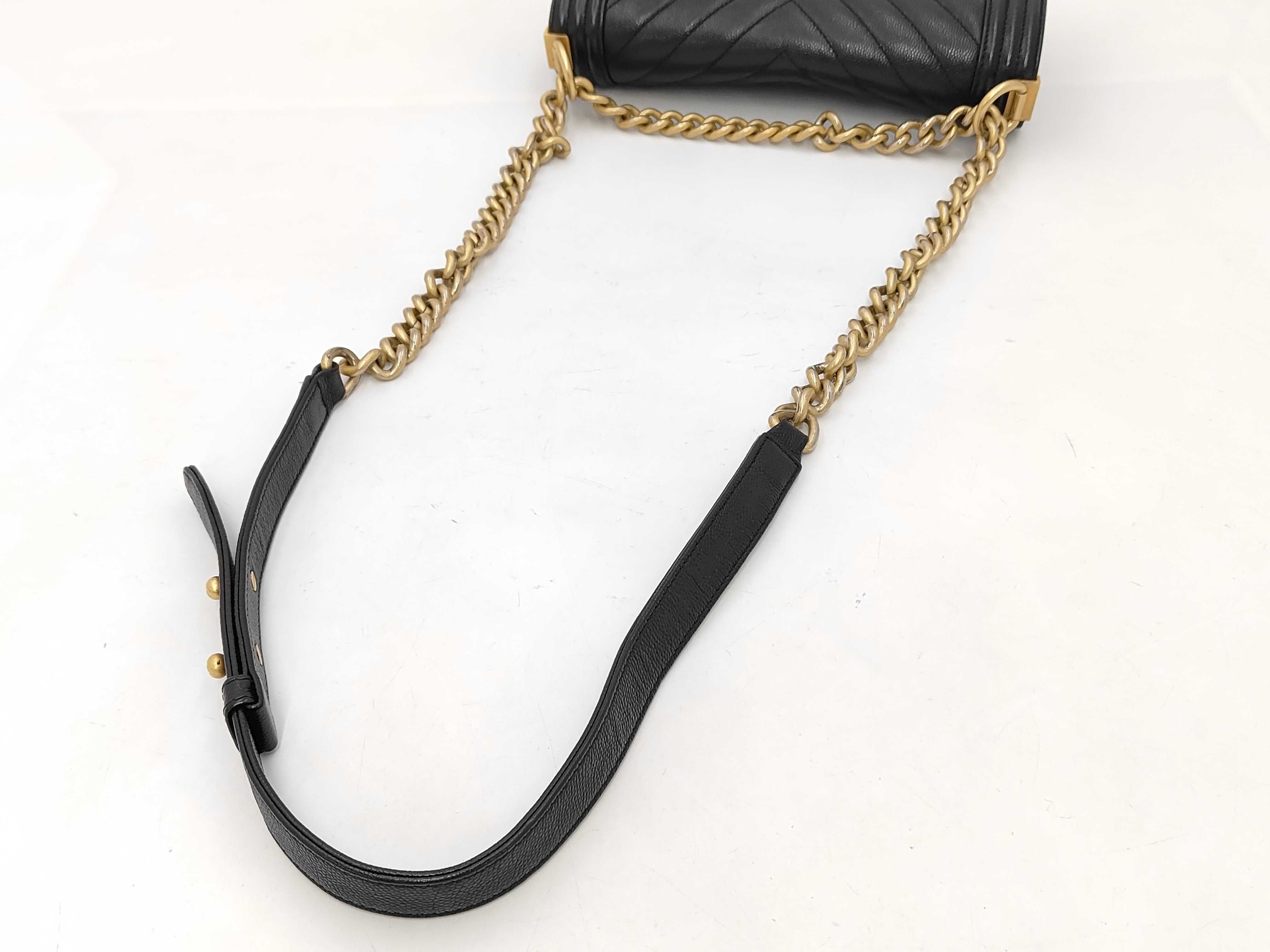 Boy Chanel 25 V-stitch Chevron Caviar Skin Gold Hardware Chain Shoulder Bag Card Seal Serial Number 24 Series Black Shoulder Bag — view 3