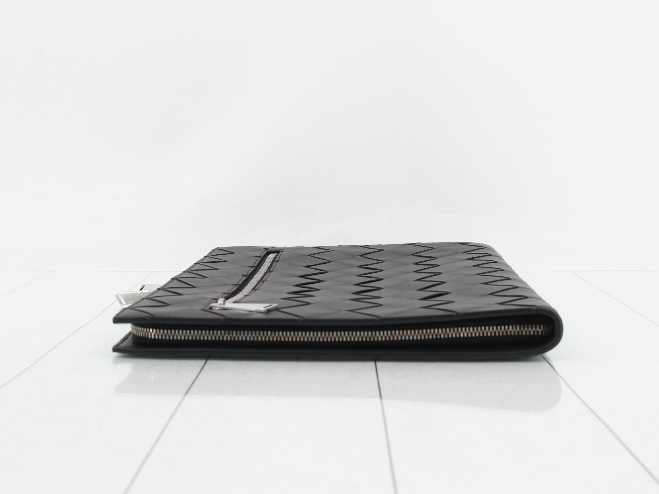 Maxi Intrecciato Clutch Bag, Leather, Black — view 4