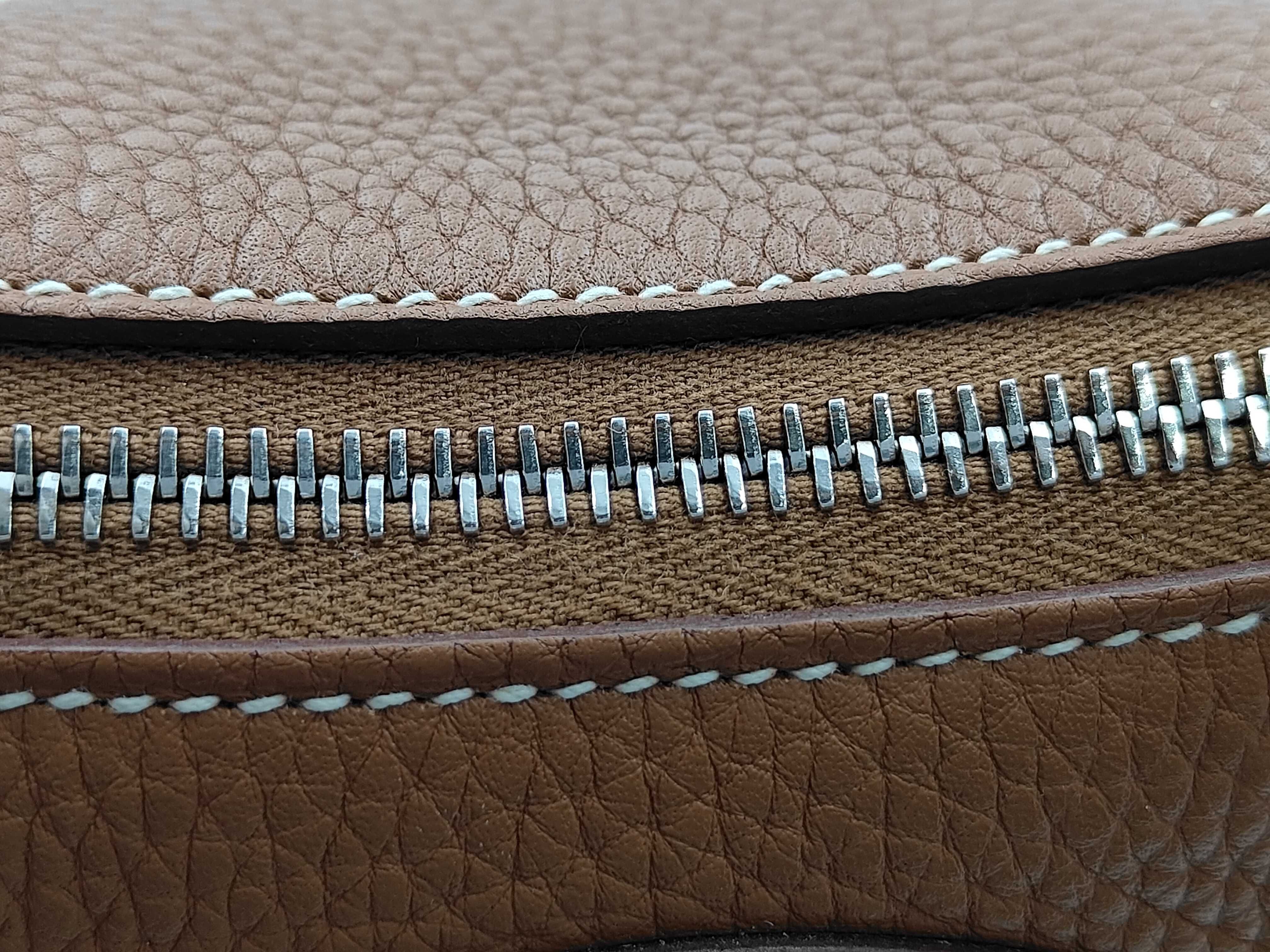 Bolide 31 handbag (T stamp), Taurillon Clemence leather, gold finish. — view 8