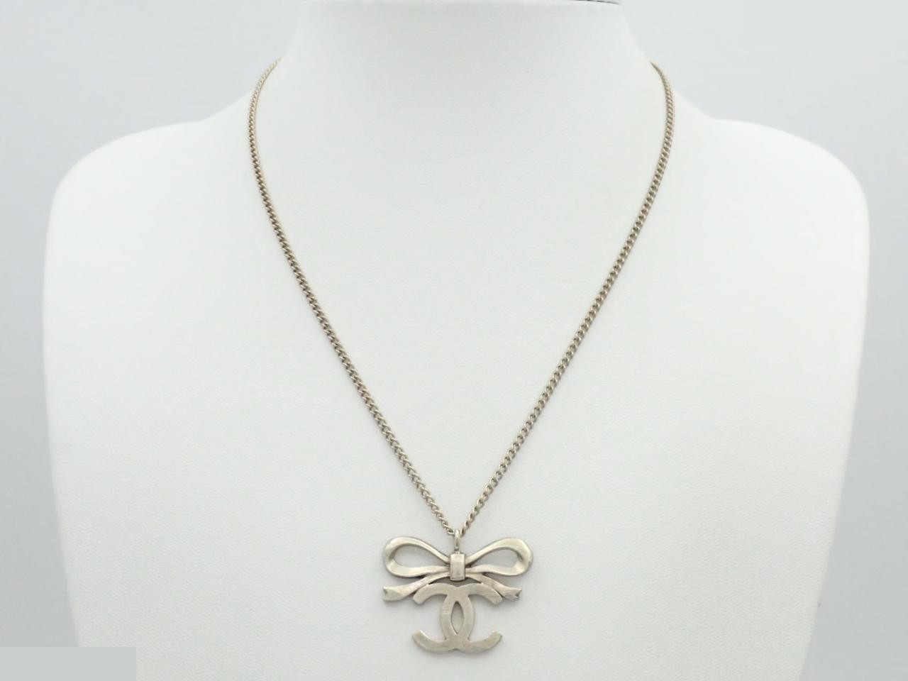 Necklace with Coco Mark and ribbon design, chain approximately 43cm long. — view 3