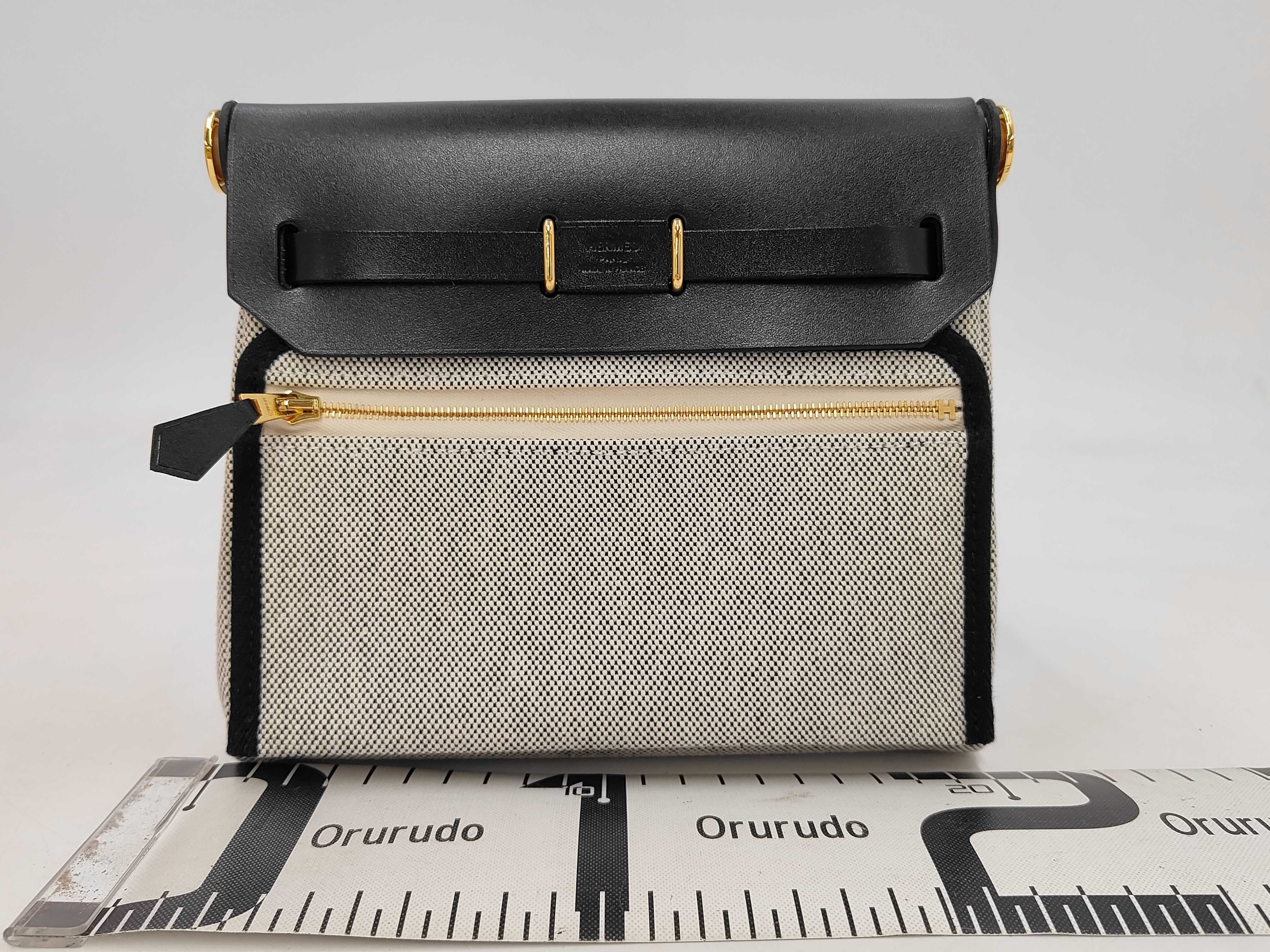 Herbag Zip 20 Ecru x Noir Ash Viking x Hunter Gold Hardware [Stamped] G Shoulder Bag — view 2
