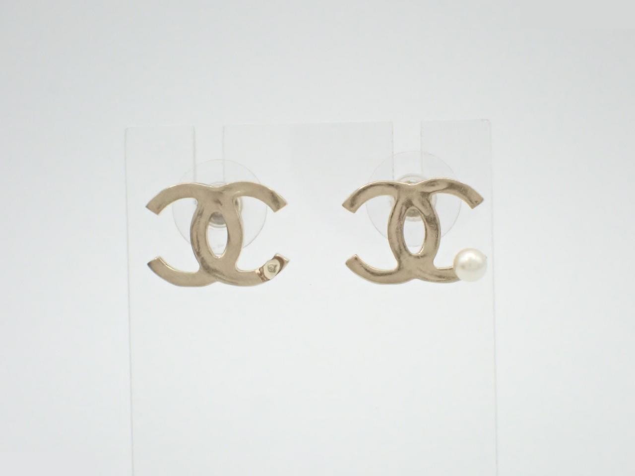 Coco Mark Pearl Earrings