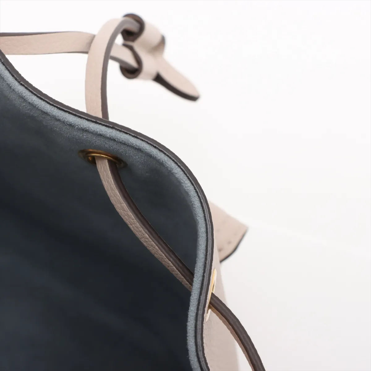 Taurillon Lock Me Bucket NV M57688 Beige RFID reaction available — view 12