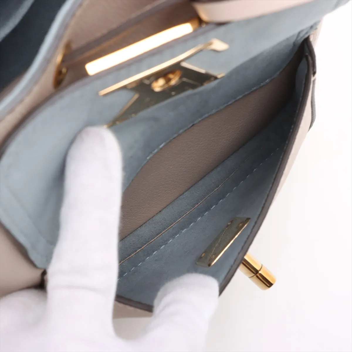 Taurillon Lock Me Bucket NV M57688 Beige RFID reaction available — view 10