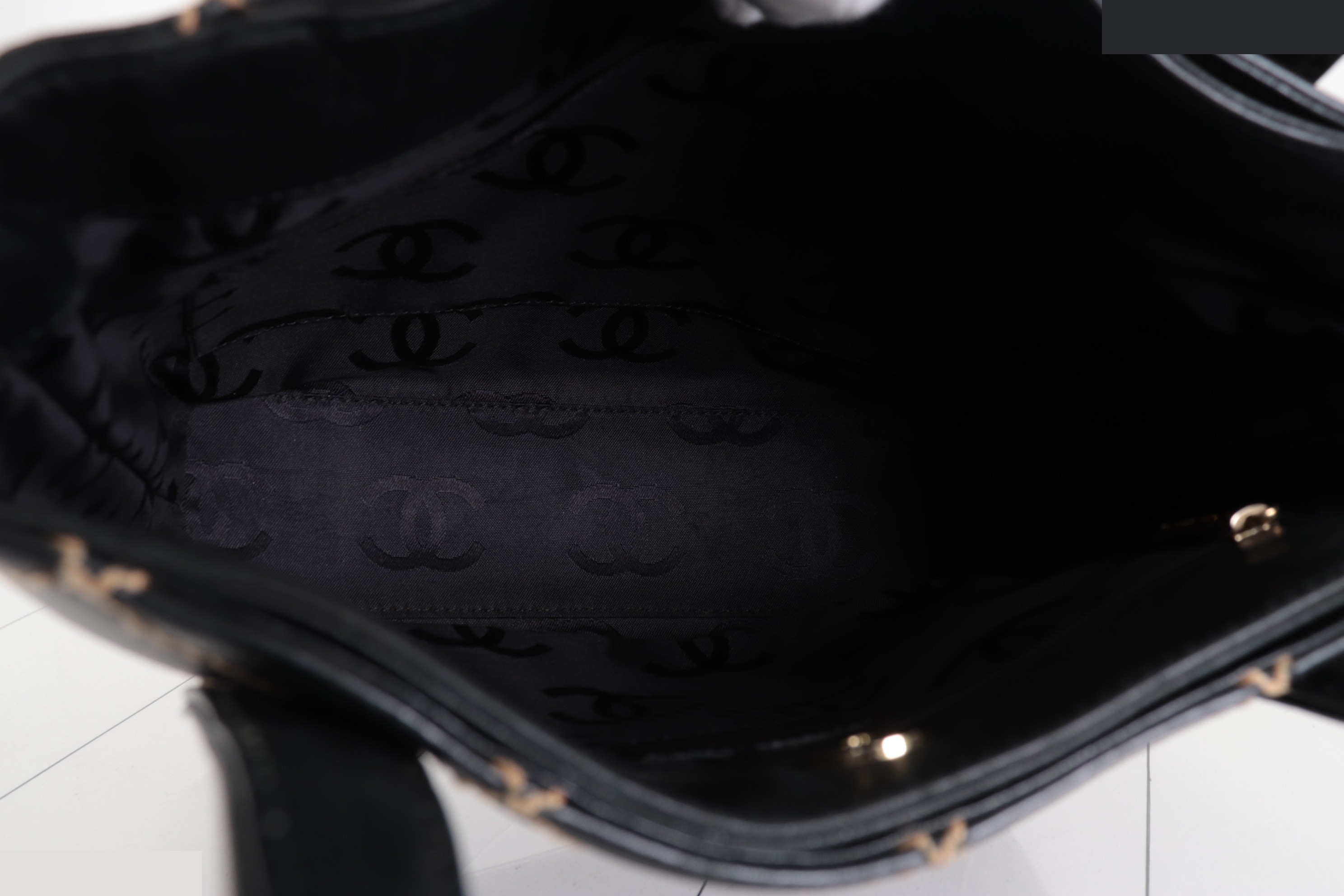 Calfskin tote bag, item number 7. — view 9