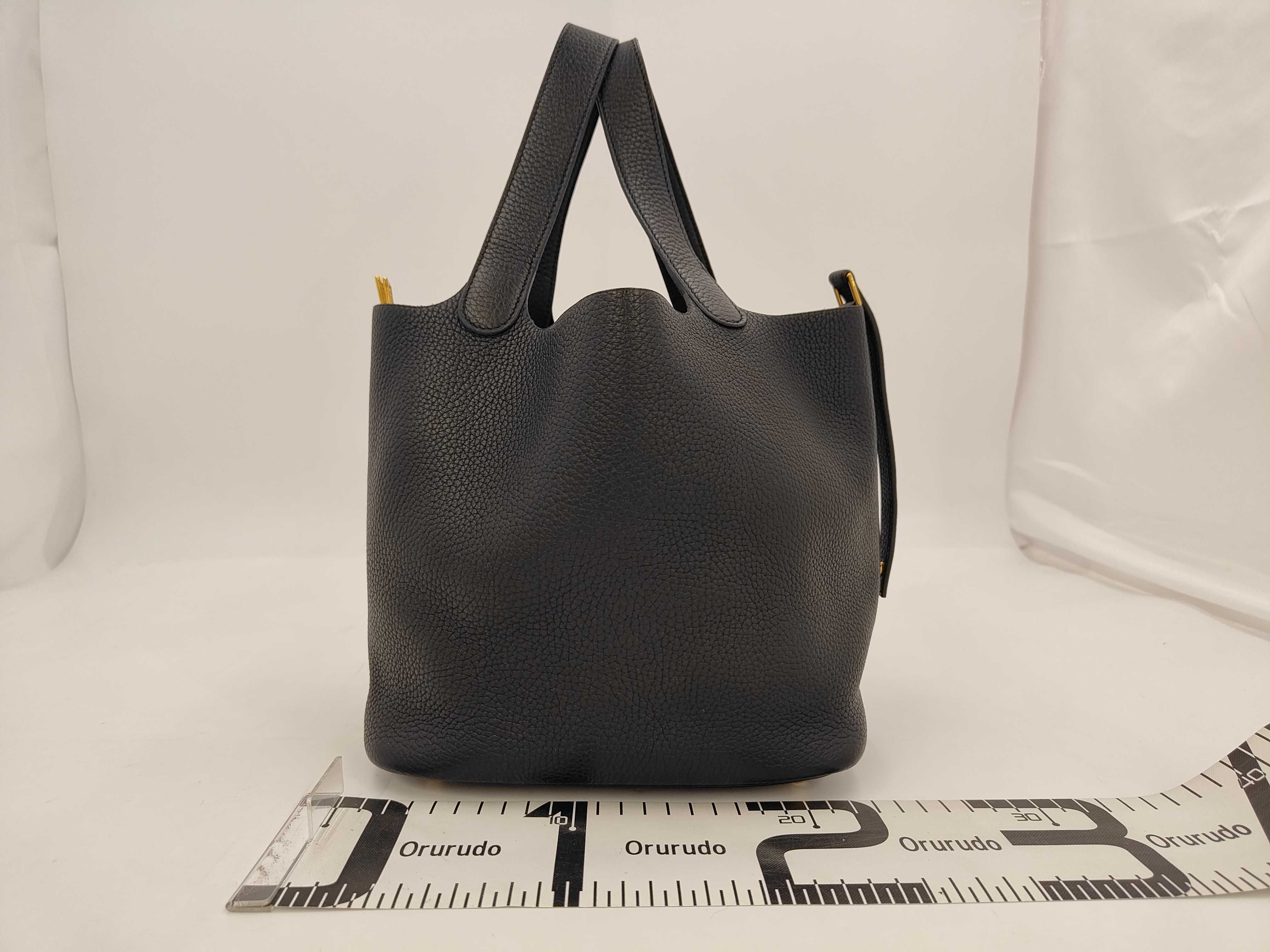 Picotin Lock MM Handbag, Gris Misty/Champagne Gold Hardware, Taurillon Clemence Leather, Z Stamp — view 2