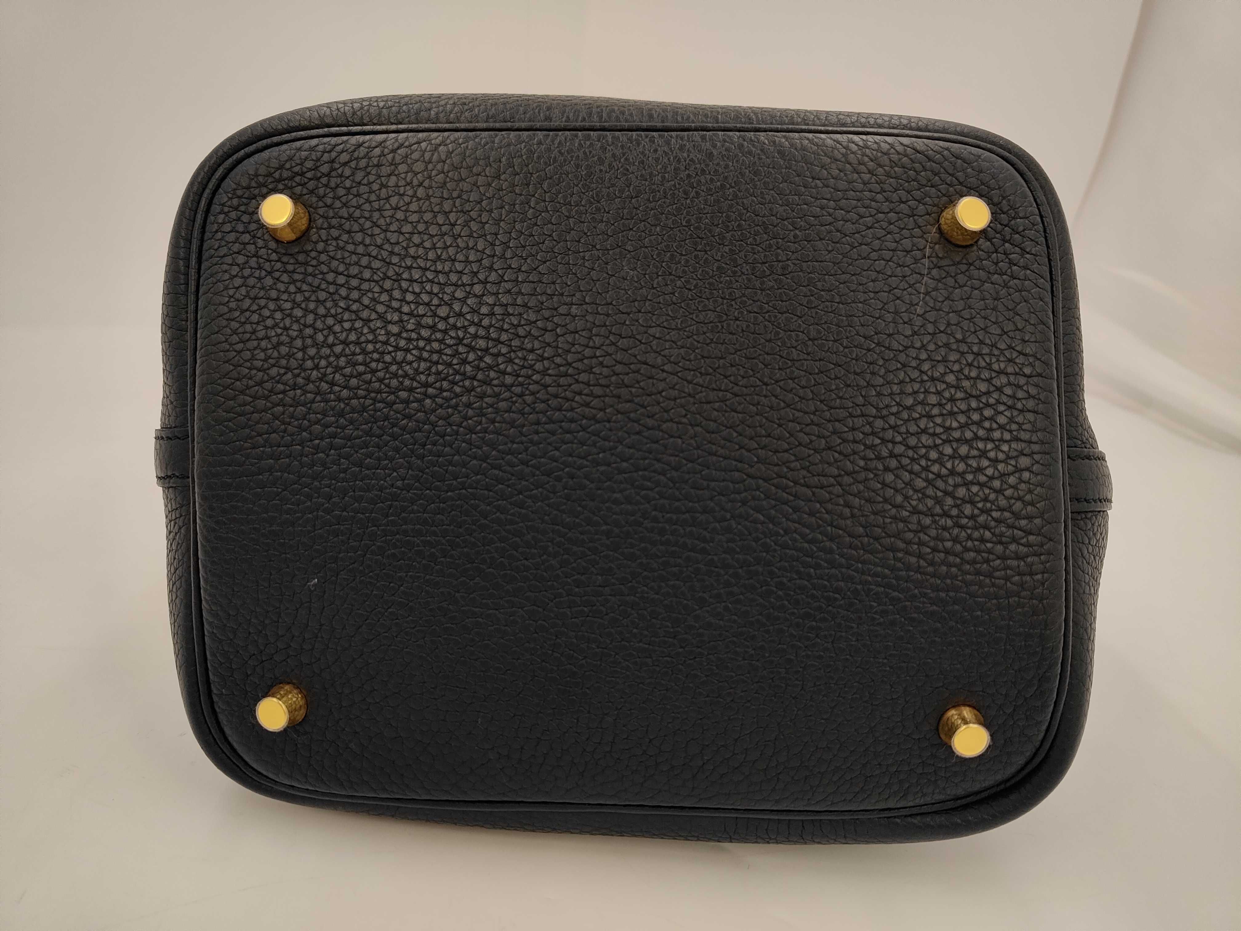 Picotin Lock MM Handbag, Gris Misty/Champagne Gold Hardware, Taurillon Clemence Leather, Z Stamp — view 3