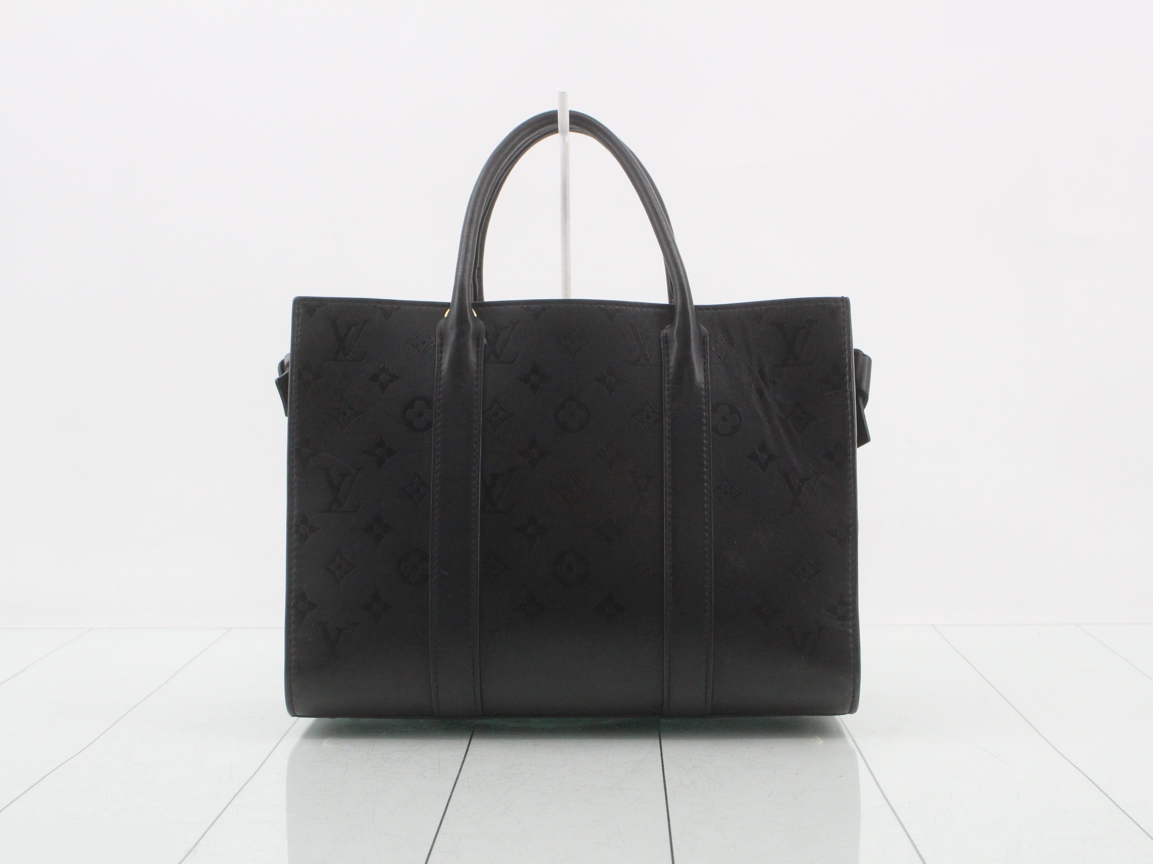 LV Very Tote MM Handbag — view 2