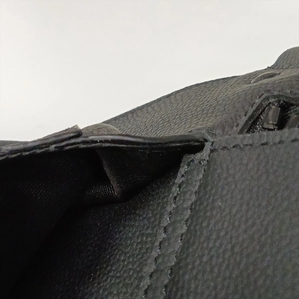 LV Aerogram Takeoff Sling M57081 Black (RFID detected) — view 11