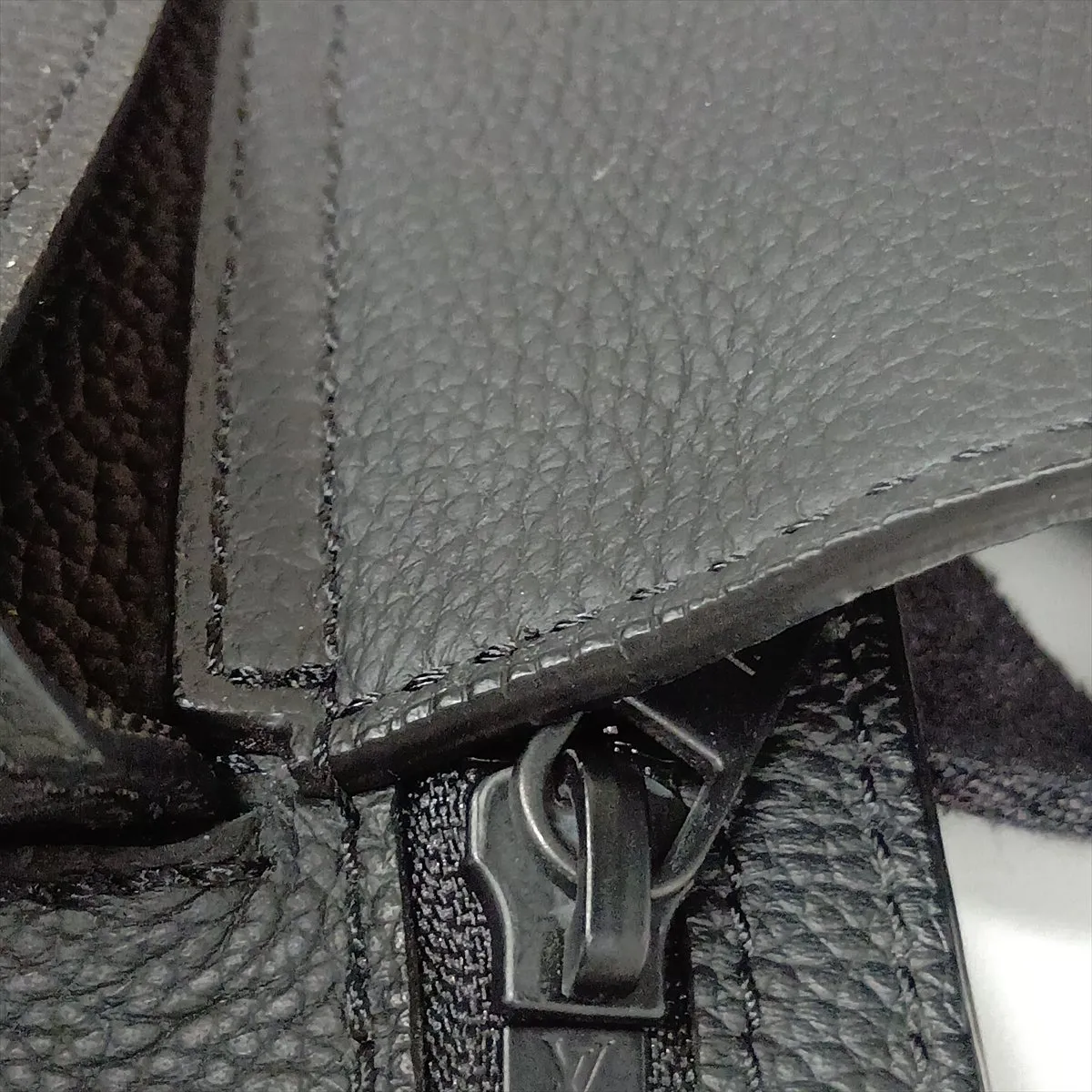 LV Aerogram Takeoff Sling M57081 Black (RFID detected) — view 10