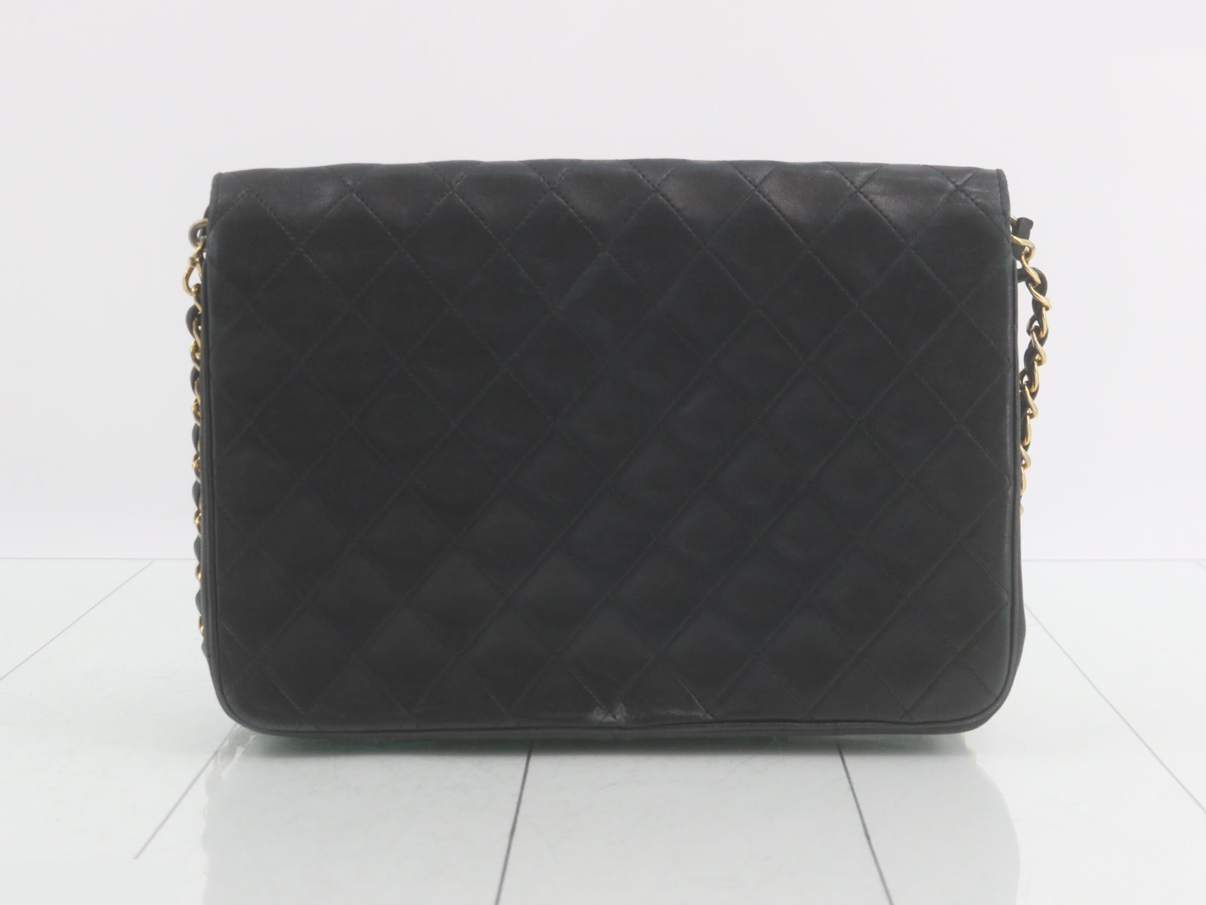 Matelassé (bag) - Chain shoulder bag, lambskin, turn-lock closure — view 2