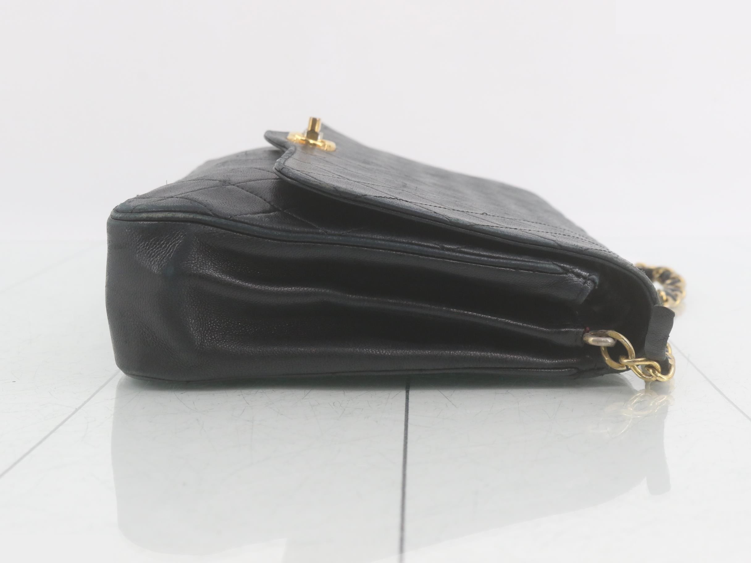 Matelassé (bag) - Chain shoulder bag, lambskin, turn-lock closure — view 3