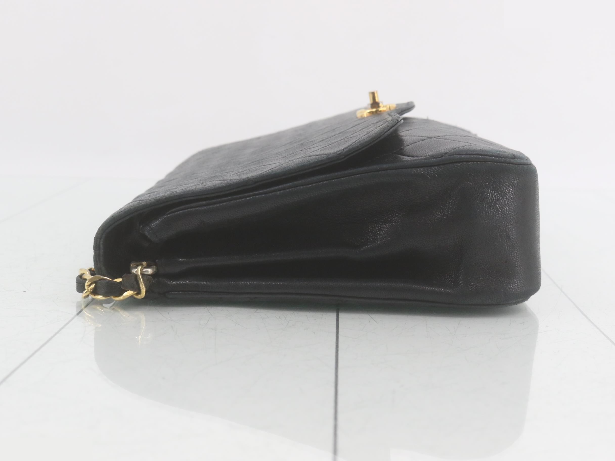 Matelassé (bag) - Chain shoulder bag, lambskin, turn-lock closure — view 4
