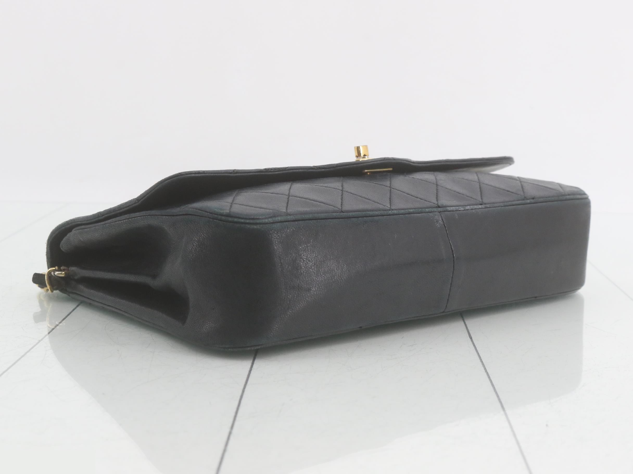 Matelassé (bag) - Chain shoulder bag, lambskin, turn-lock closure — view 5