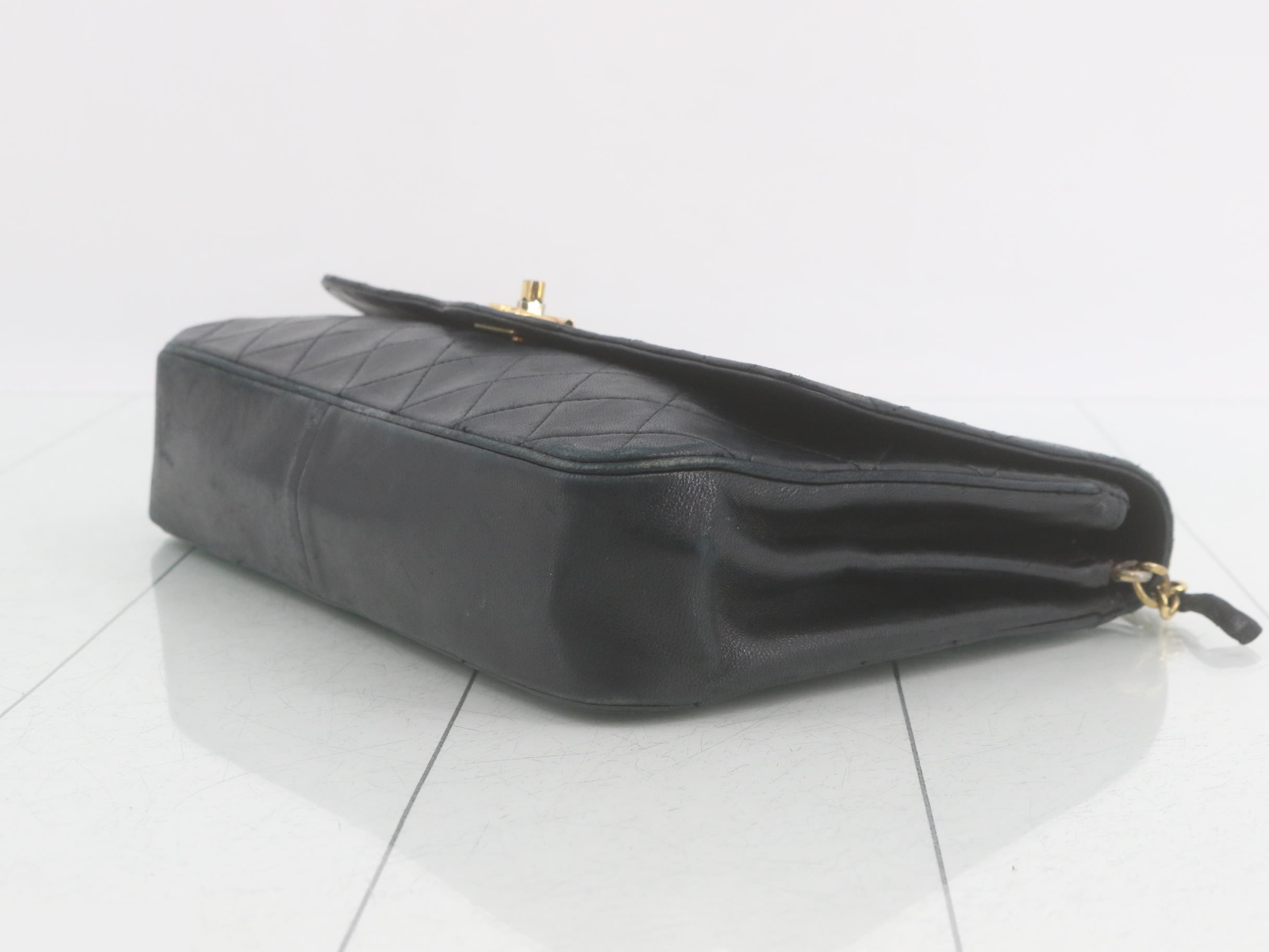 Matelassé (bag) - Chain shoulder bag, lambskin, turn-lock closure — view 6
