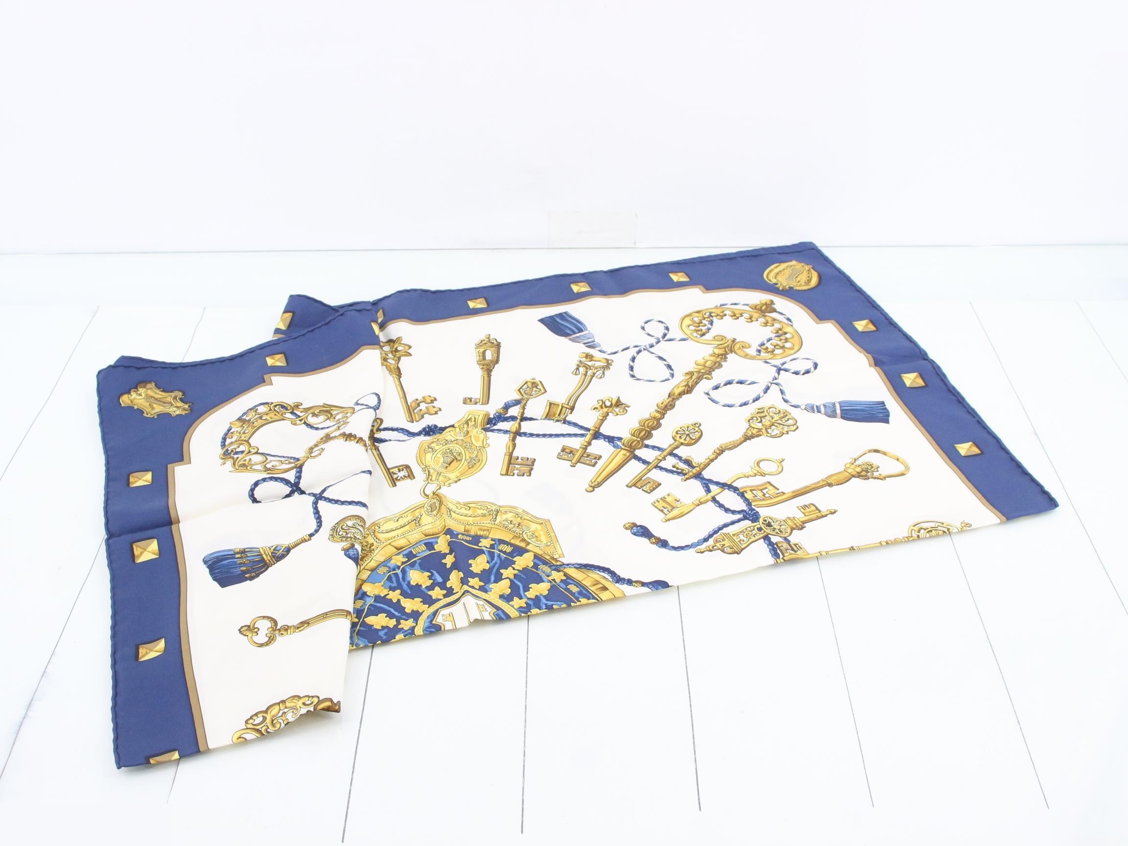 scarf — view 3