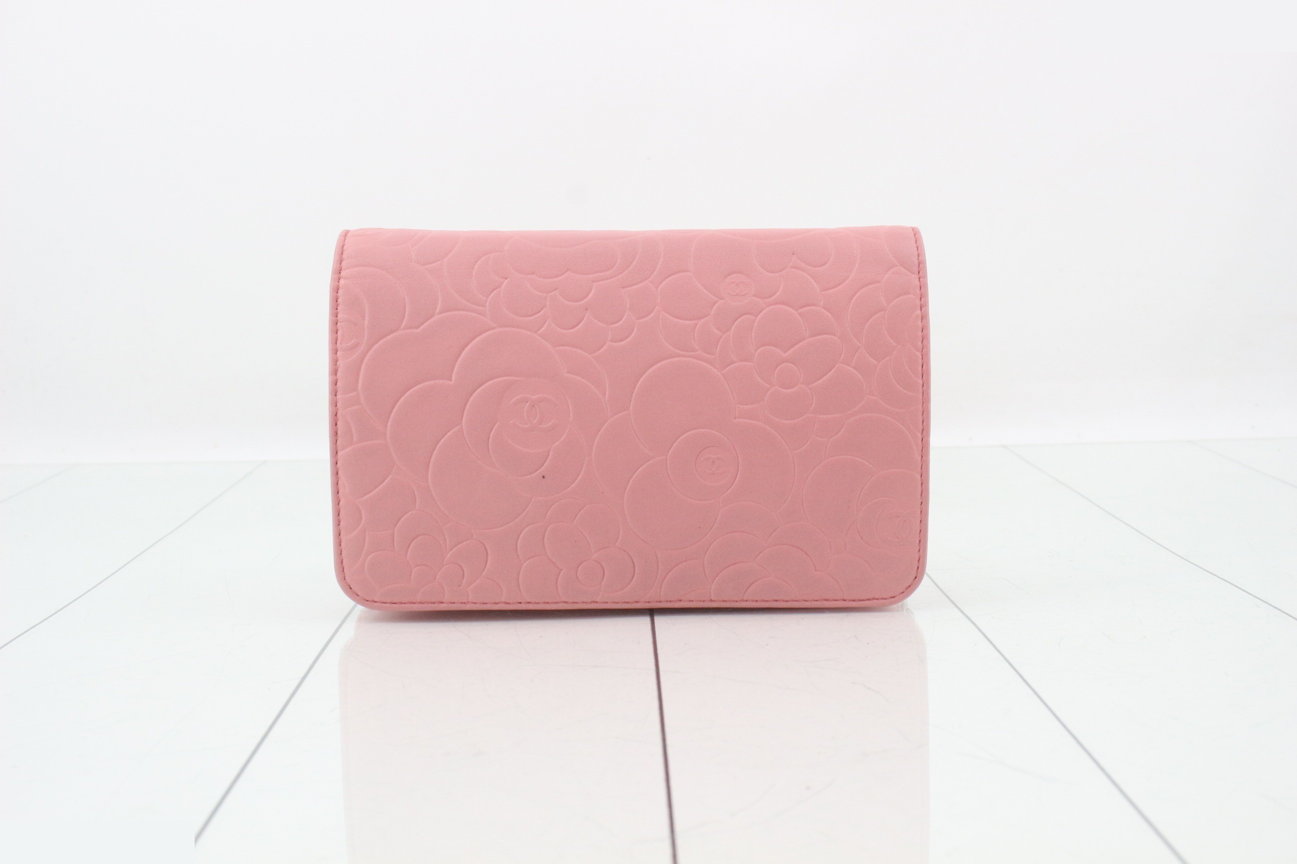 Camellia Leather Coco Mark Chain Wallet (Pink) — view 2