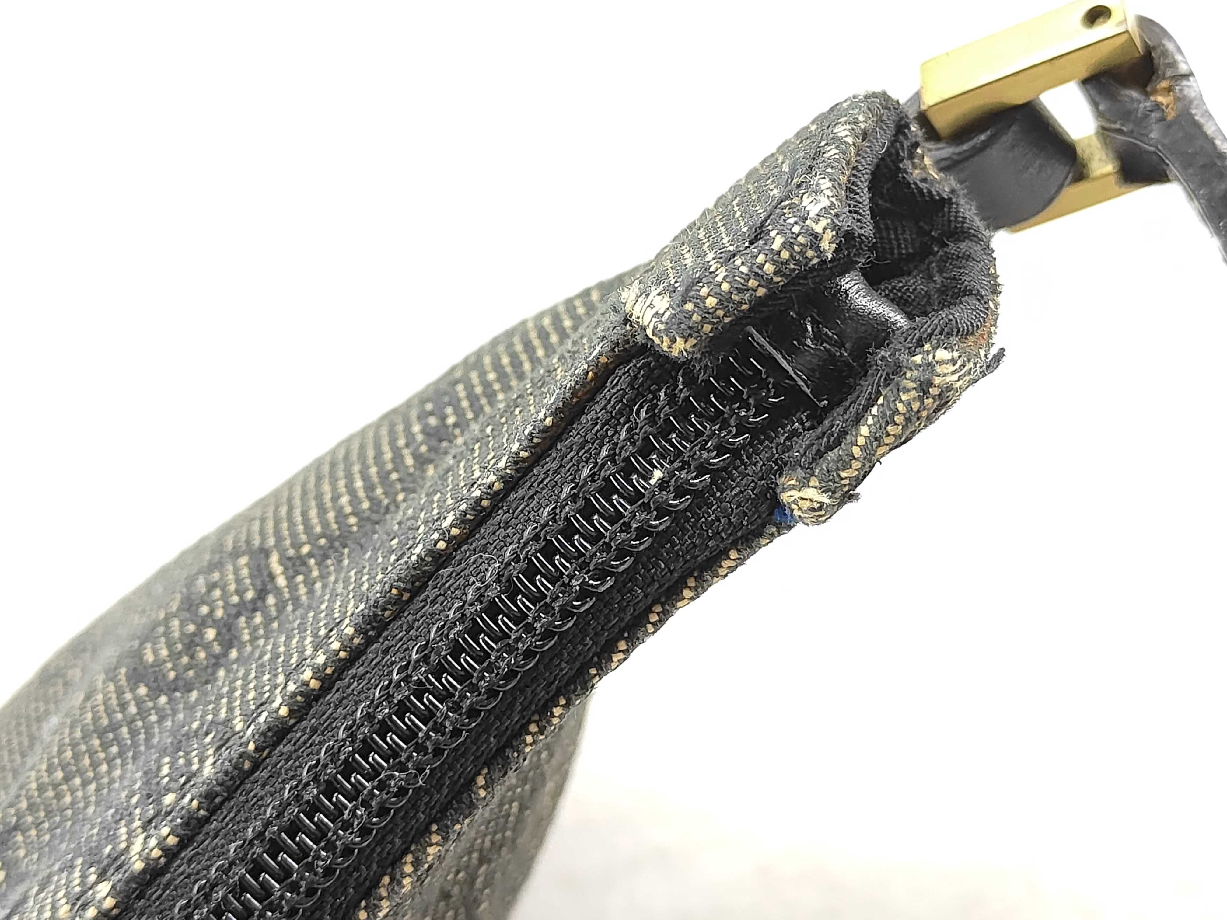 GG Supreme Gucci Half Moon GG Canvas Accessory Pouch — view 11